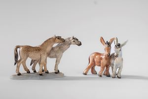 Due gruppi in porcellana raffiguranti una coppia di cavalli e una di asinelli