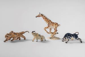 Lotto composto da quattro piccoli gruppi in porcellana policroma raffiguranti una giraffa, due tigri, elefante con elefantino e un toro