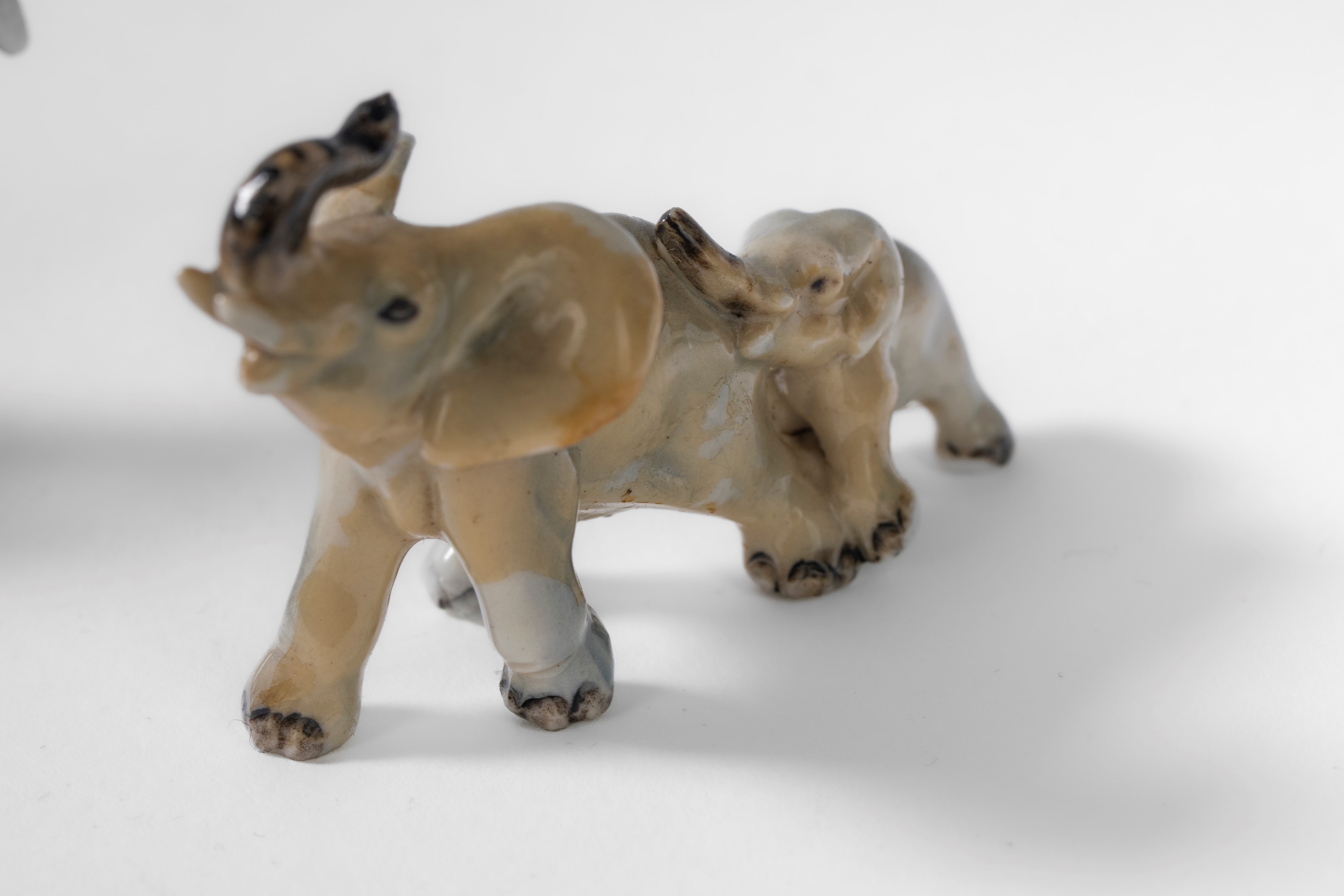 Guido Cacciapuoti - Lotto di sculture in porcellana policroma raffiguranti una giraffa, due tigri...