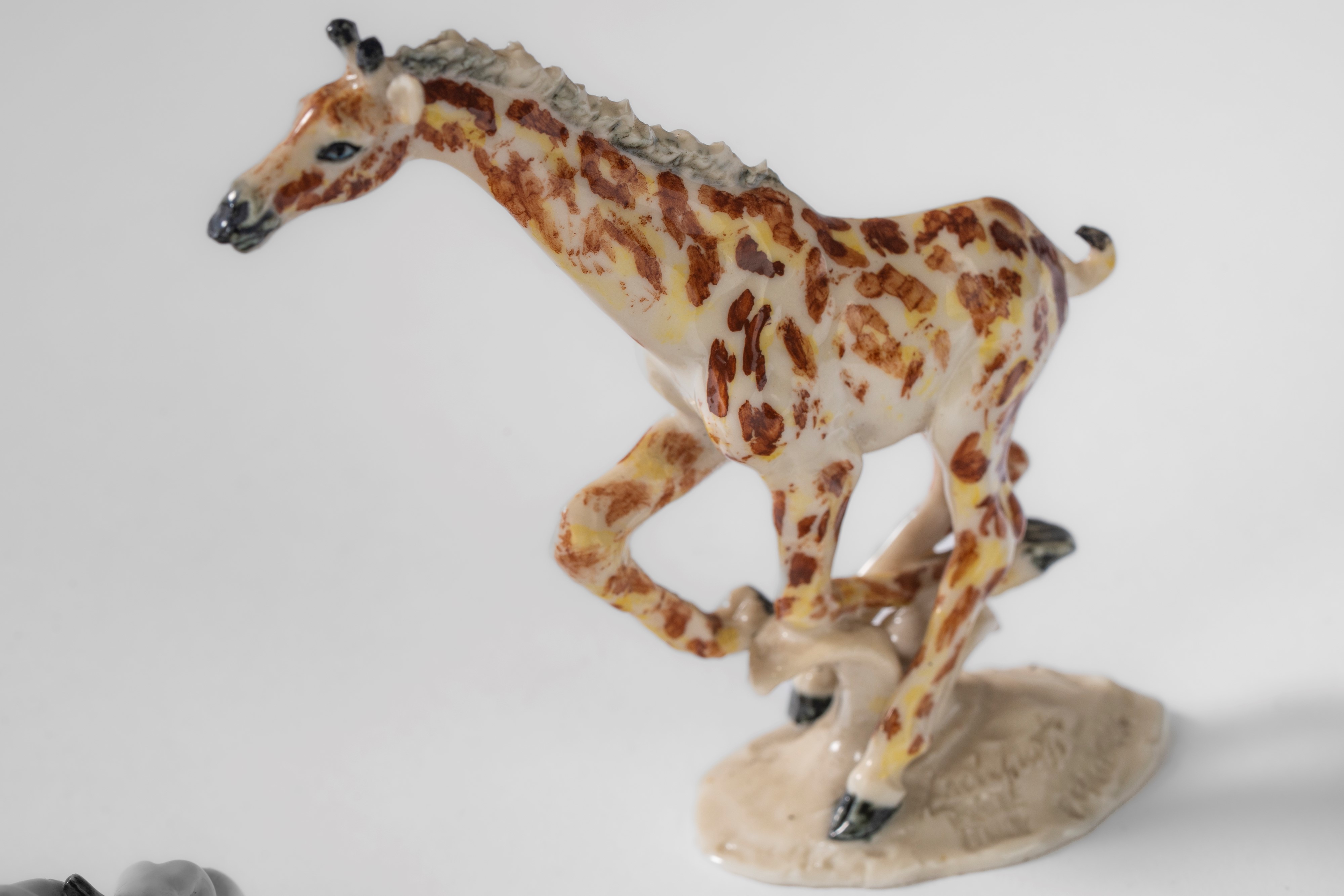 Guido Cacciapuoti - Lotto di sculture in porcellana policroma raffiguranti una giraffa, due tigri...