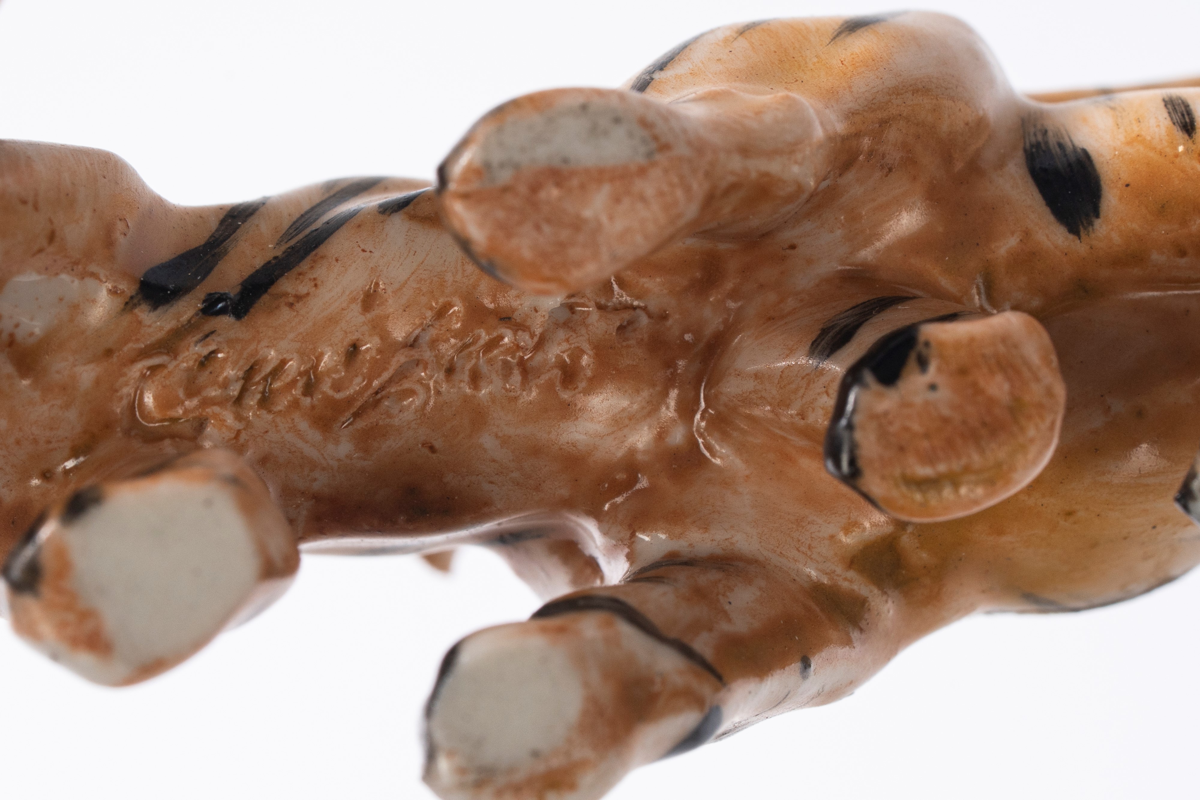 Guido Cacciapuoti - Lotto di sculture in porcellana policroma raffiguranti una giraffa, due tigri...