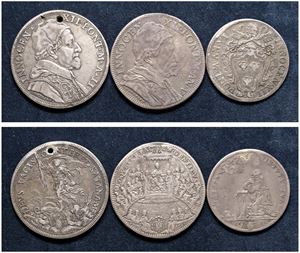 INNOCENZO XII, Antonio Pignatelli (1691 - 1700) &ndash; Lotto di 3 monete, due Piastre (an. II e an. V) ed una Mezza piastra (an. VI), Roma.