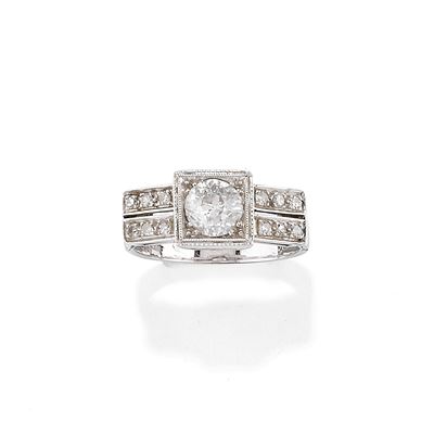 Anello in oro bianco 18k con diamanti, diamante centrale taglio vecchio e laterali taglio huit-hu...