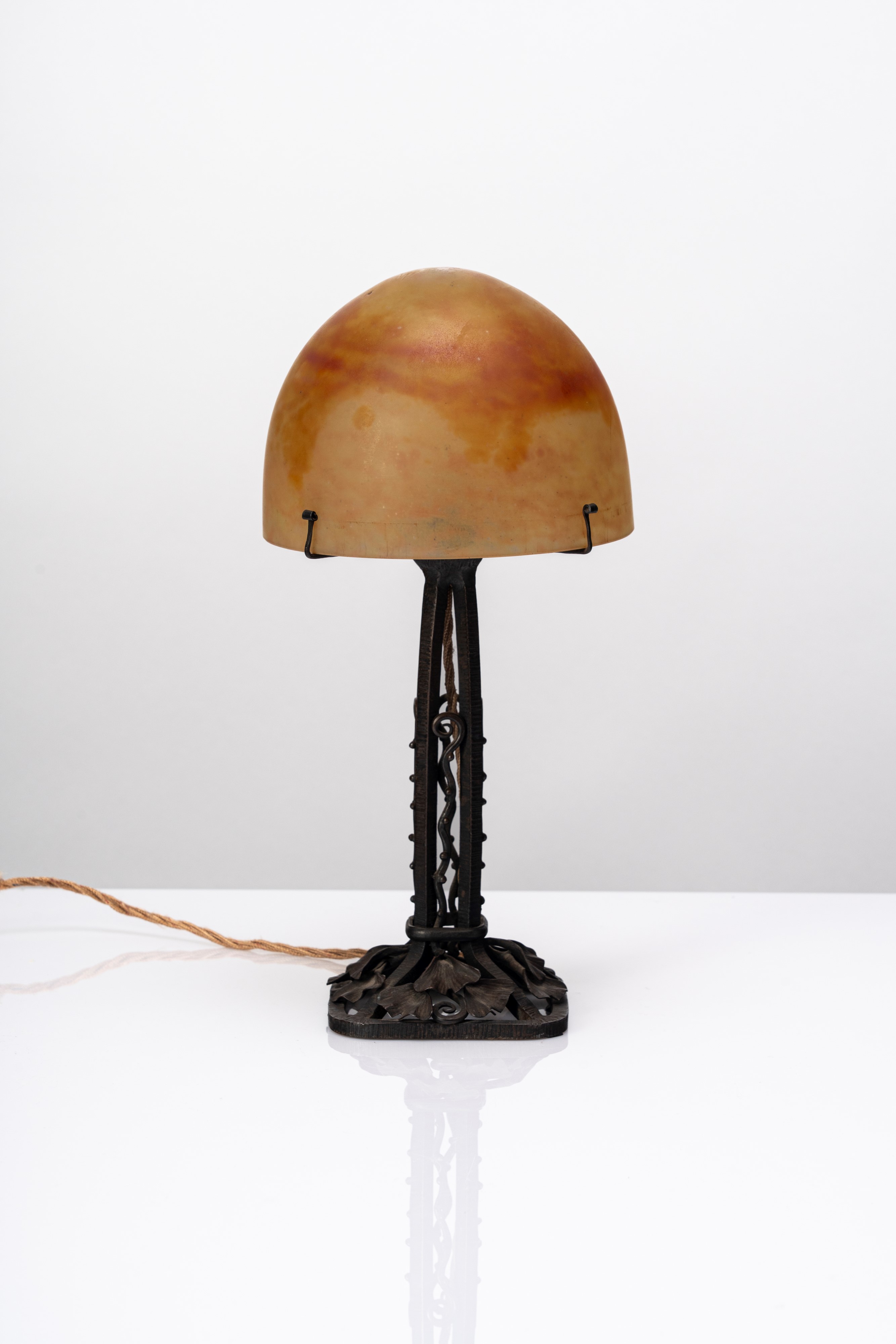 Edgar Brandt, Lampada da tavolo Art Déco con vetro firmato Daum Nancy