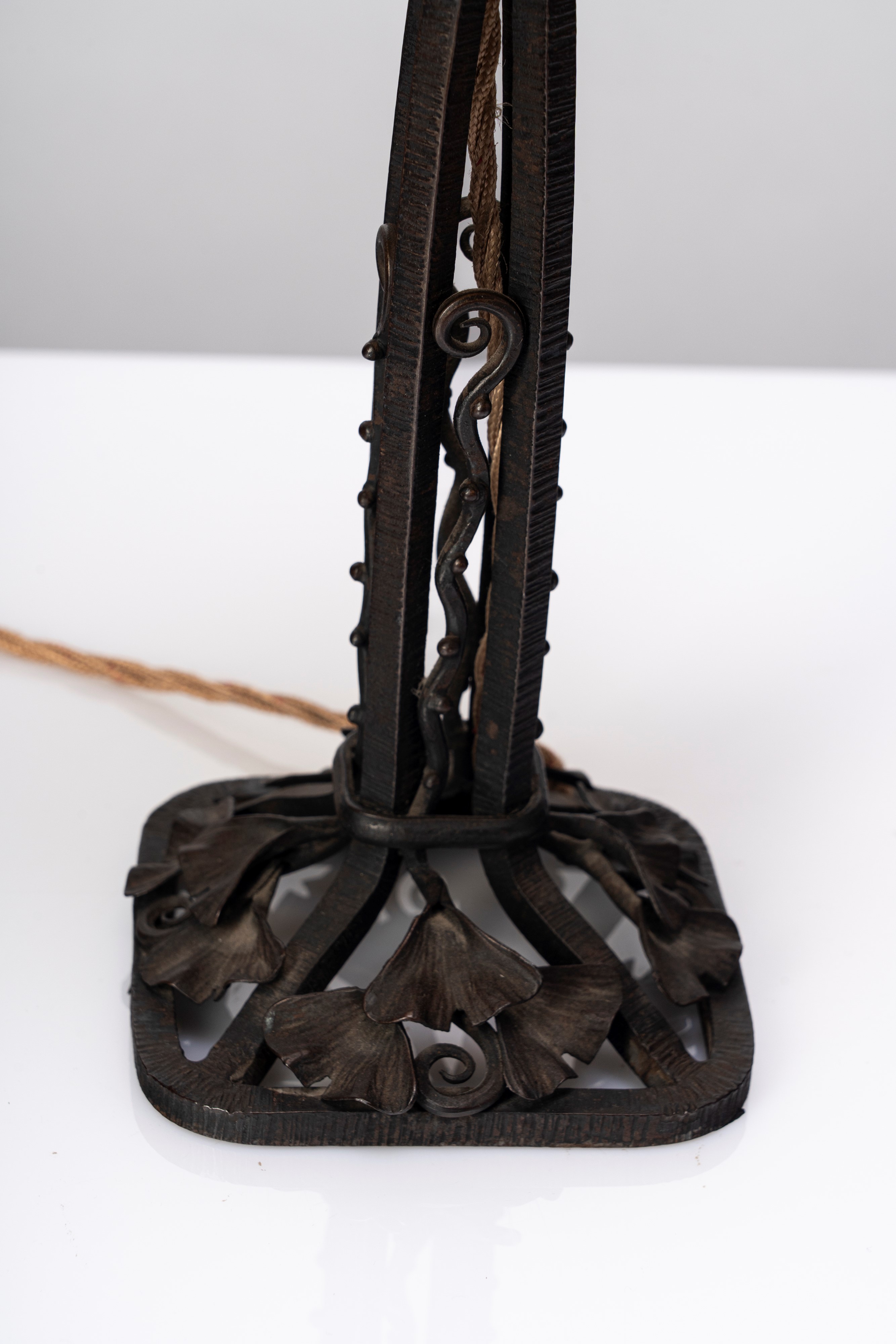 Edgar Brandt, Lampada da tavolo Art Déco con vetro firmato Daum Nancy