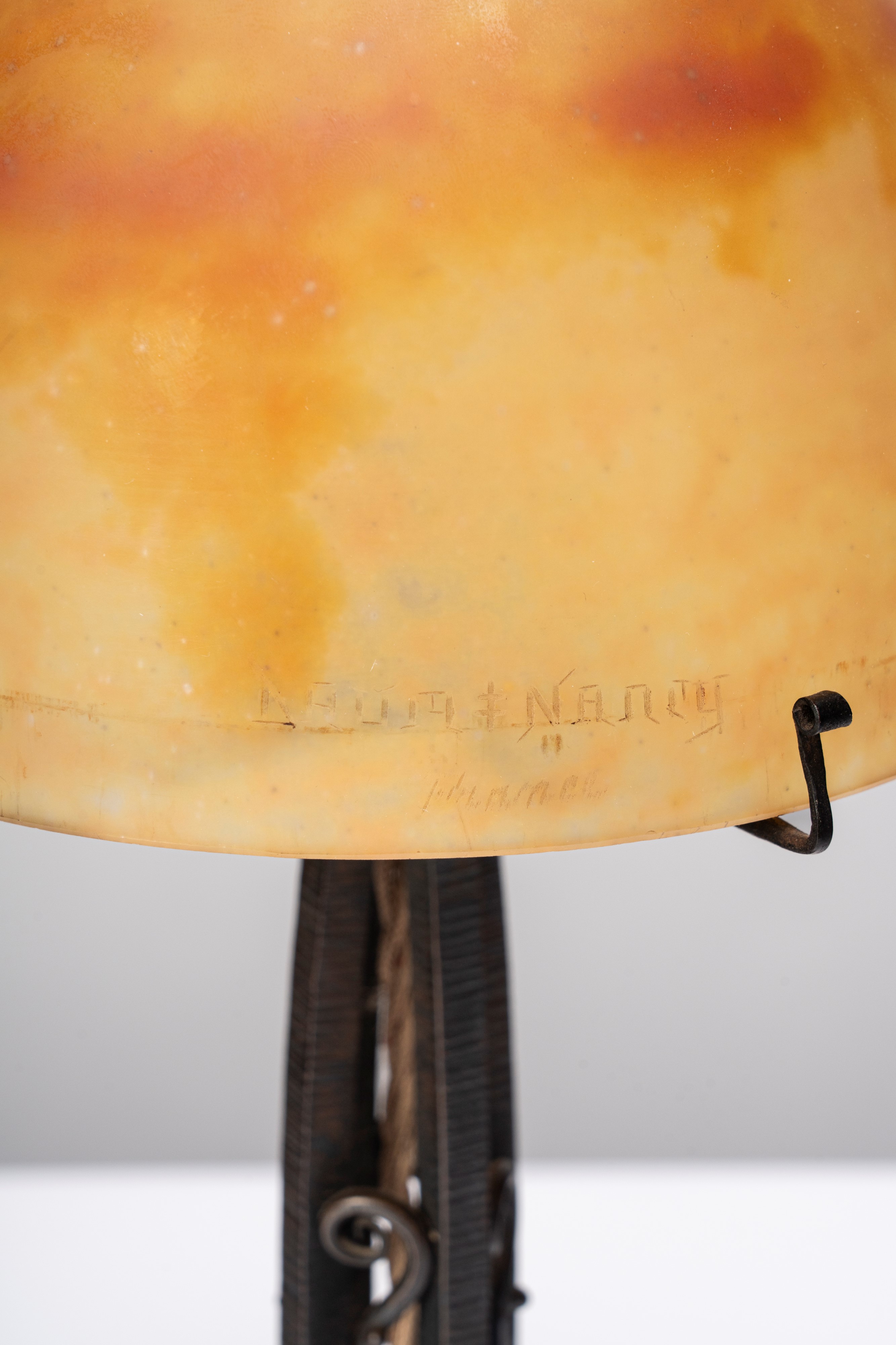 Edgar Brandt, Lampada da tavolo Art Déco con vetro firmato Daum Nancy