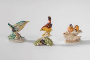 Lotto composto da tre gruppi in porcellana policroma raffiguranti due uccelli su un ramo di foglie e due papere