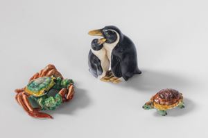 Lotto di tre figure in porcellana policroma composto da due pinguini, un granchio e una tartaruga