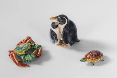 Lotto di tre figure in porcellana policroma: due pinguini, un granchio e una tartaruga