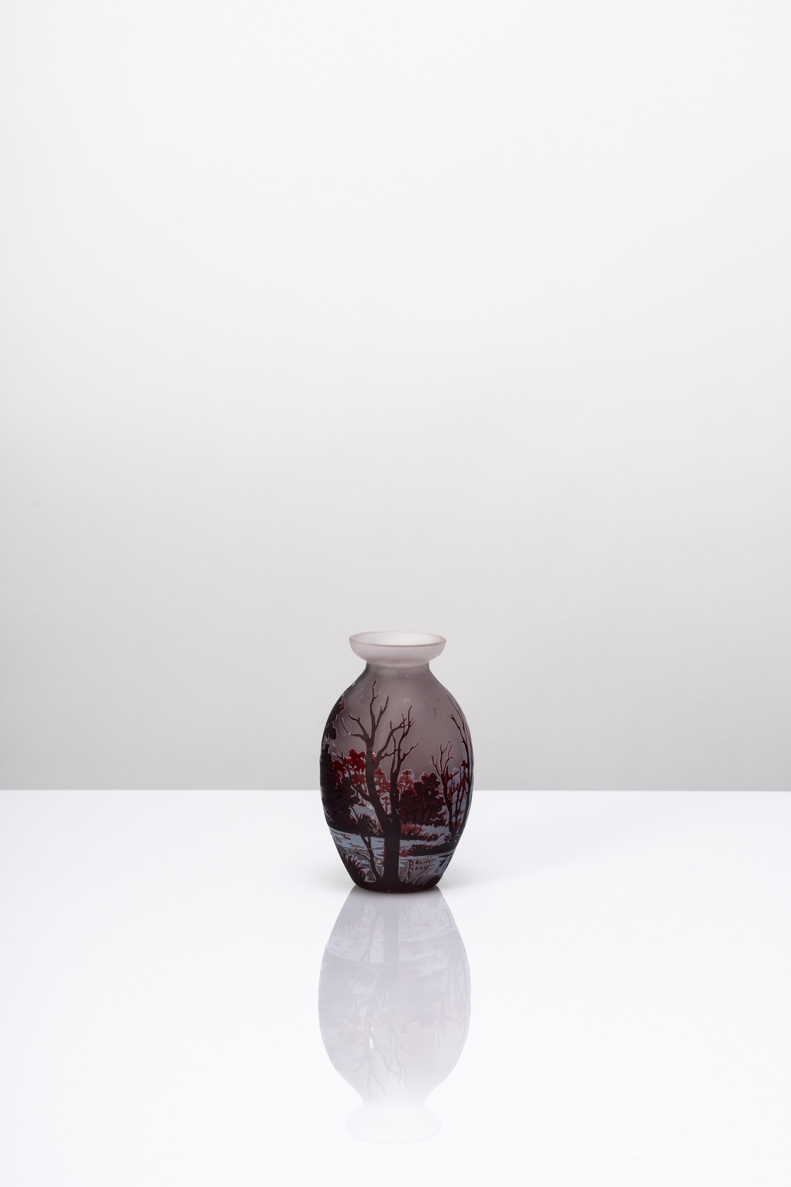Daum - Vaso in vetro policromo lavorato all’acido con decorazione “paesaggio di Lorena”