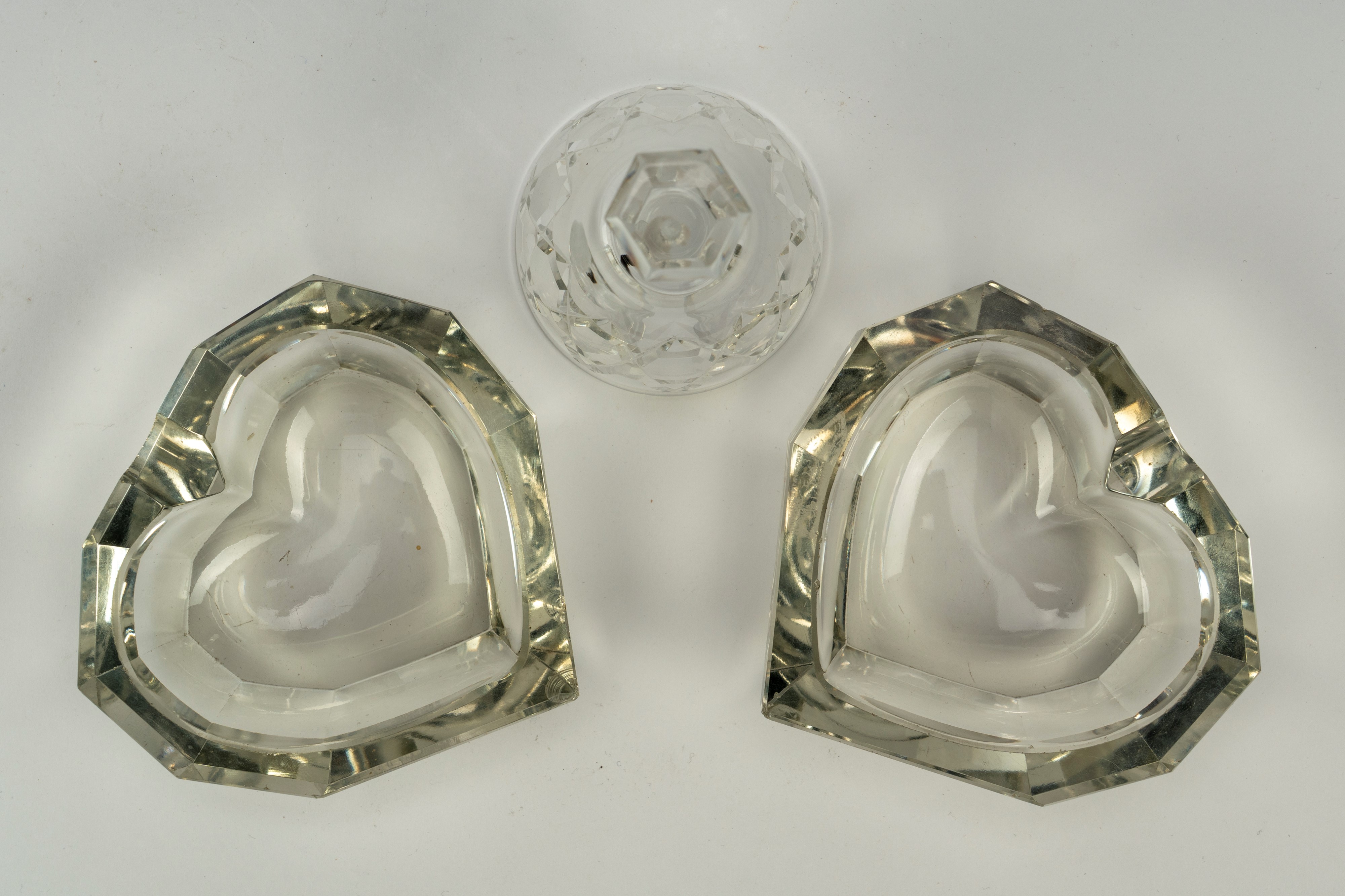 Campana e due piccoli svuotatasche a forma di cuore