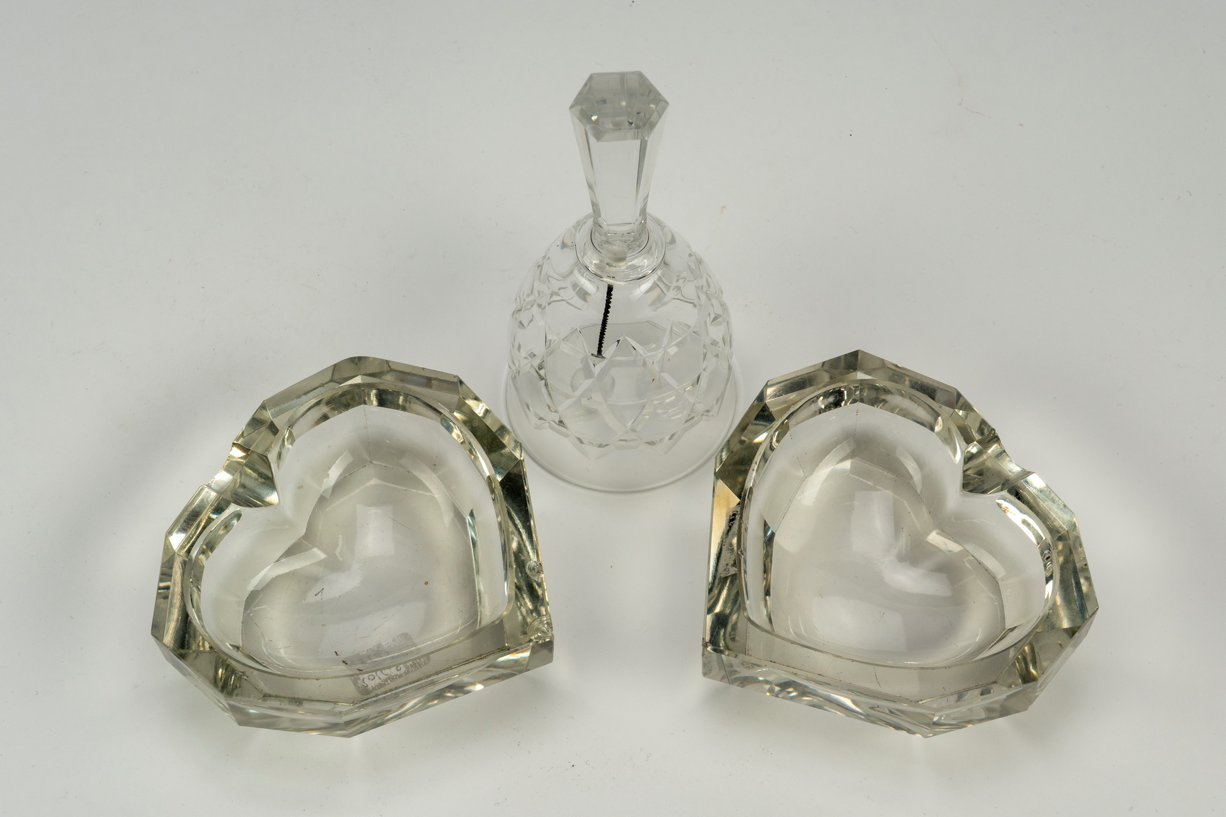 Campana e due piccoli svuotatasche a forma di cuore