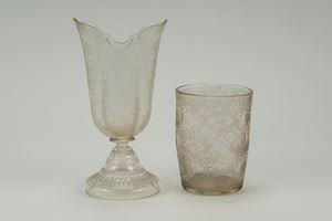 Due vasi portafiori in cristallo inciso. Secolo XX