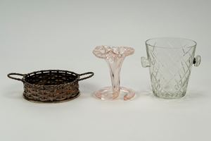 Vaso porta fiore a cornucopia in vetro di Murano rosa, un secchiello biansato per il ghiaccio e un cestino per il pane in finto vimini in metallo argentato