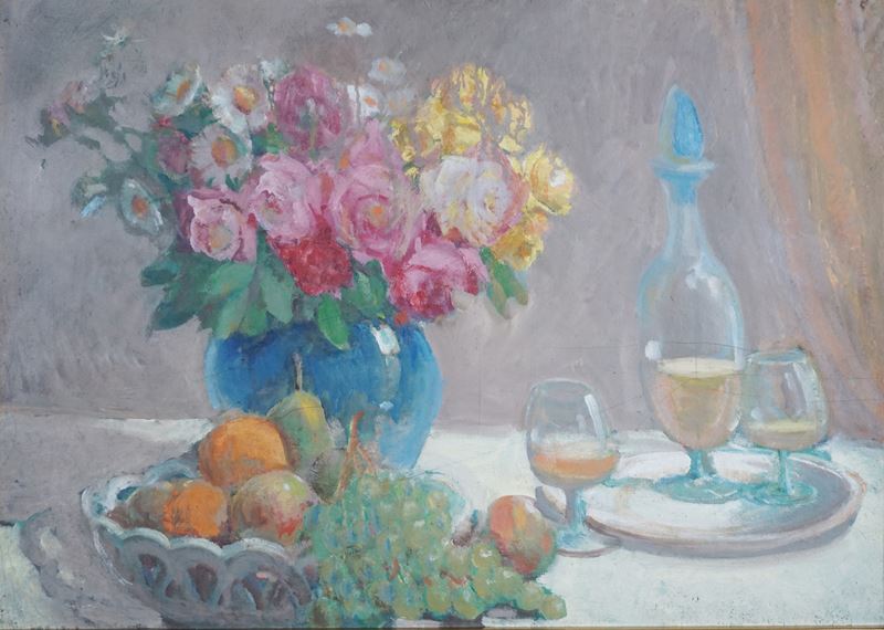 Natura morta con vaso di fiori frutta e bottiglia