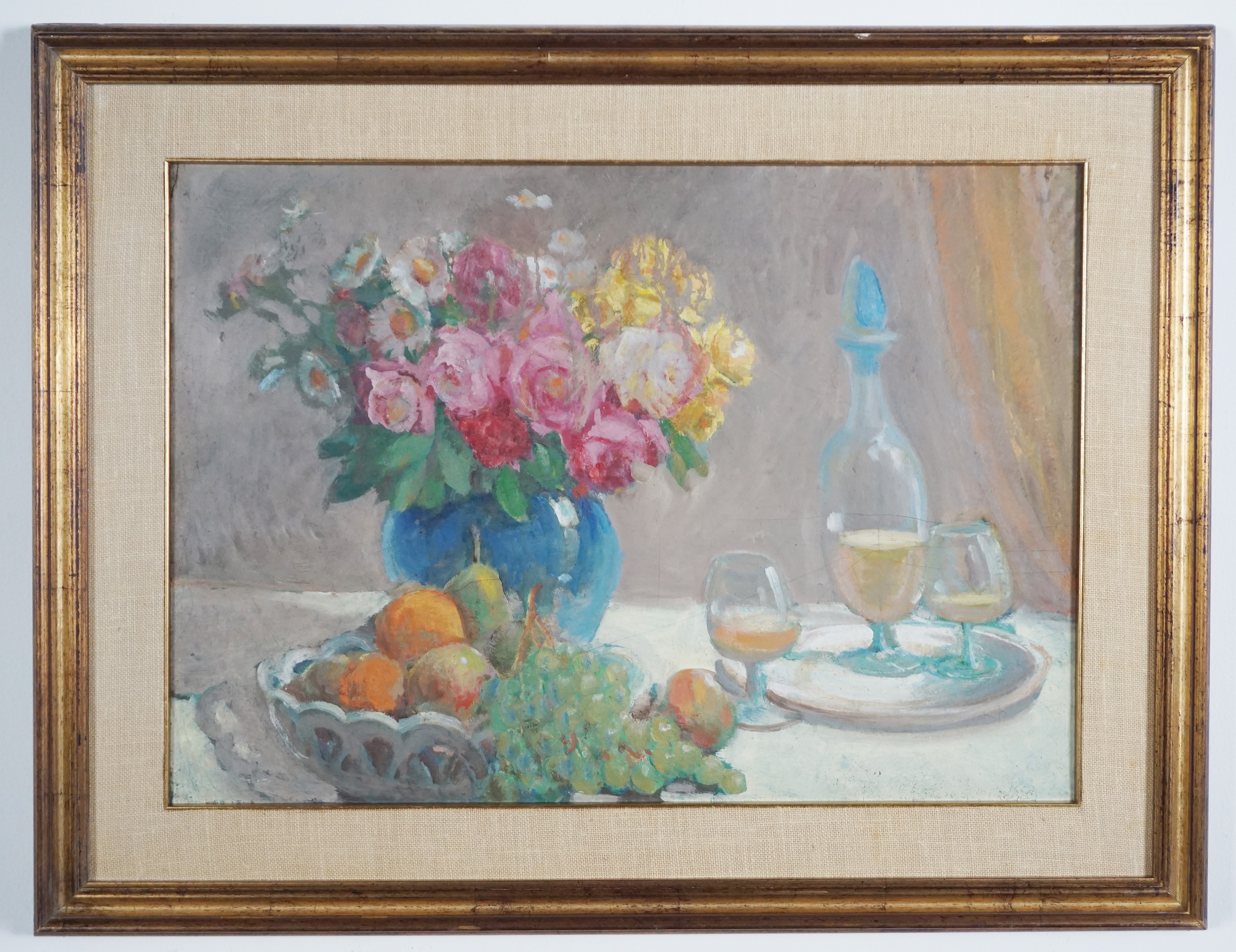 Natura morta con vaso di fiori frutta e bottiglia