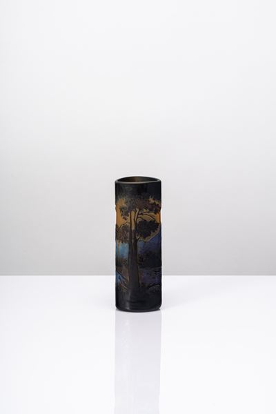 Vaso in vetro policromo inciso e decorato a paesaggio di Lorena