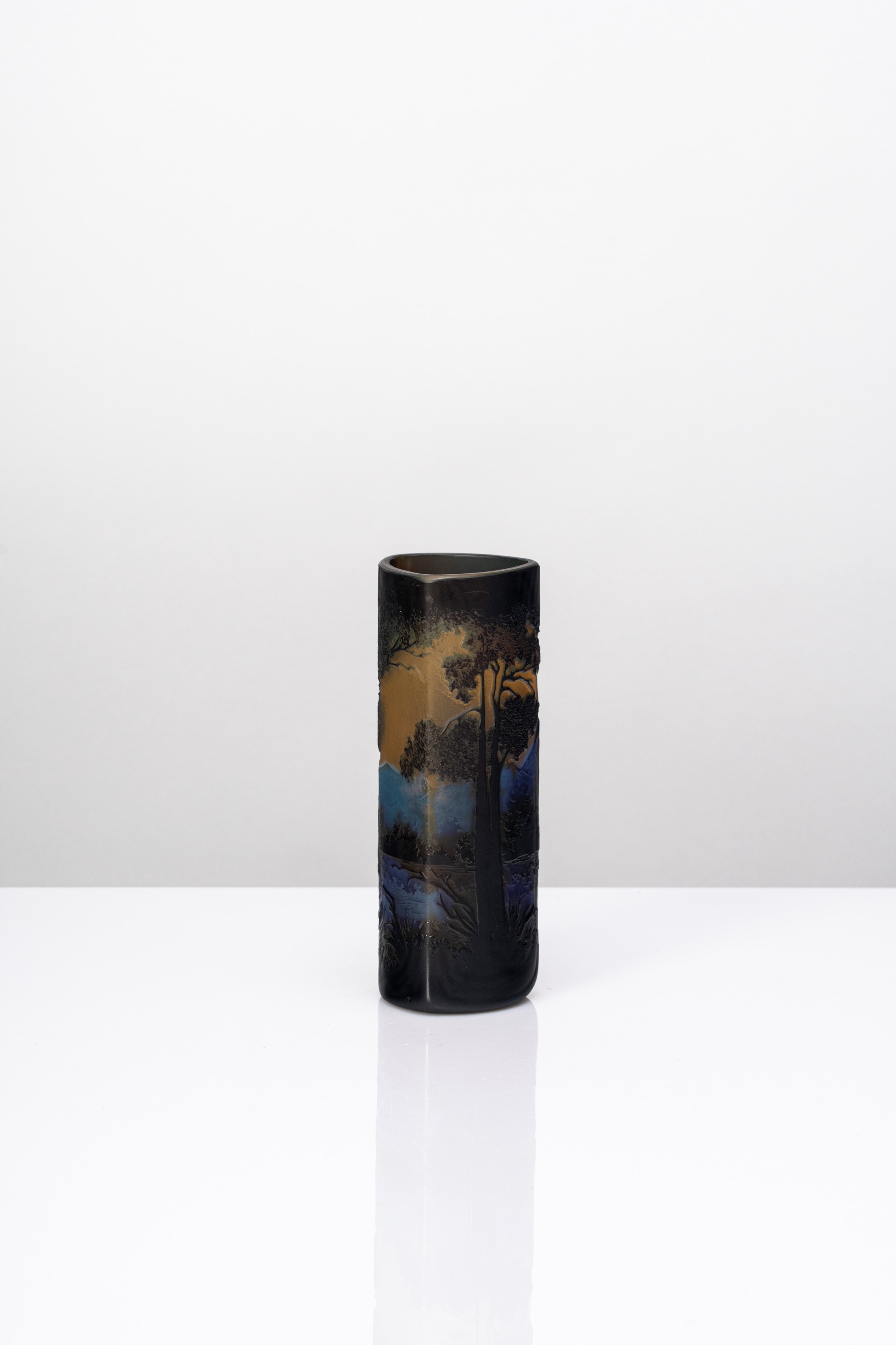 Émile Gallé - Vaso in vetro policromo inciso e decorato a paesaggio di Lorena