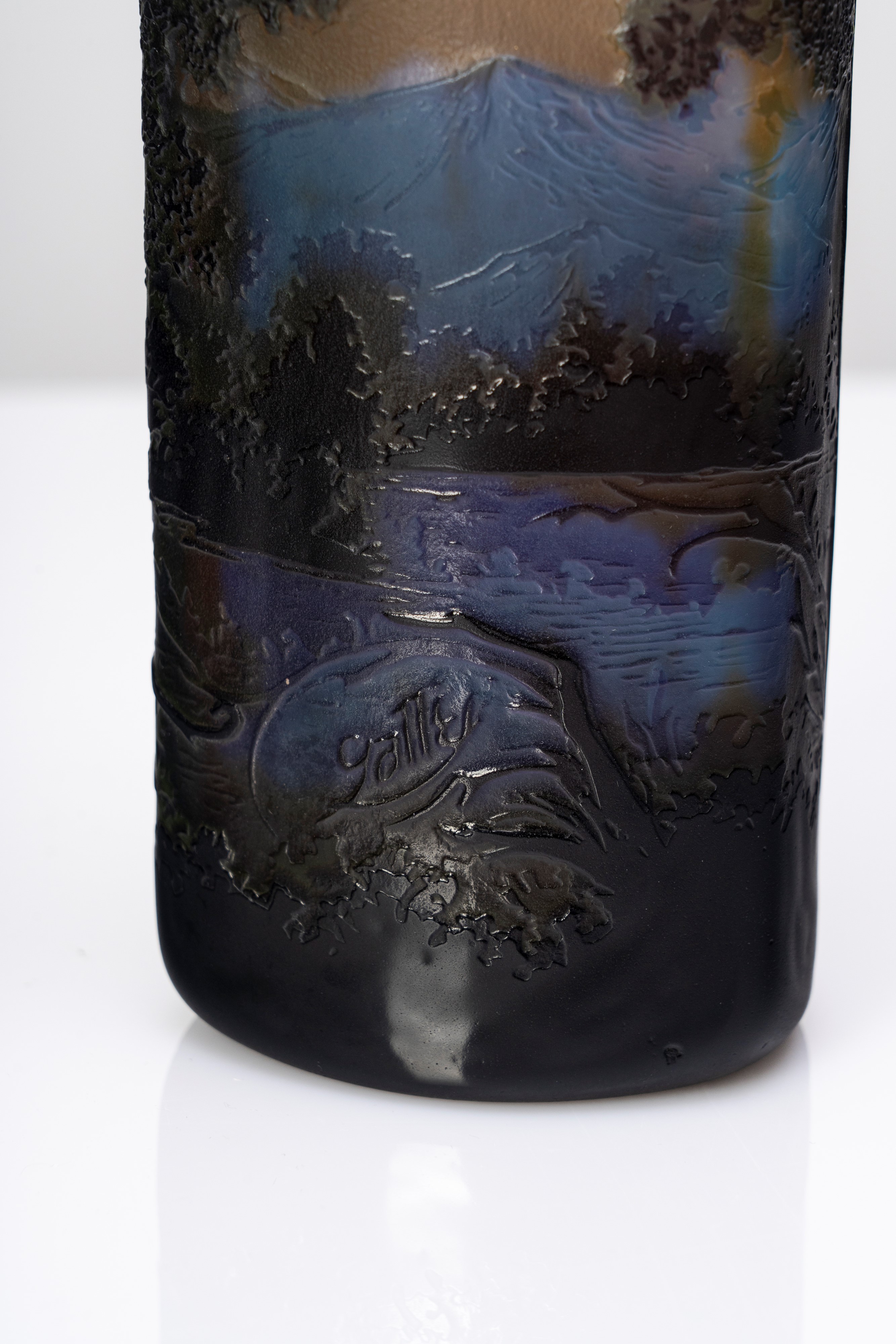 Émile Gallé - Vaso in vetro policromo inciso e decorato a paesaggio di Lorena