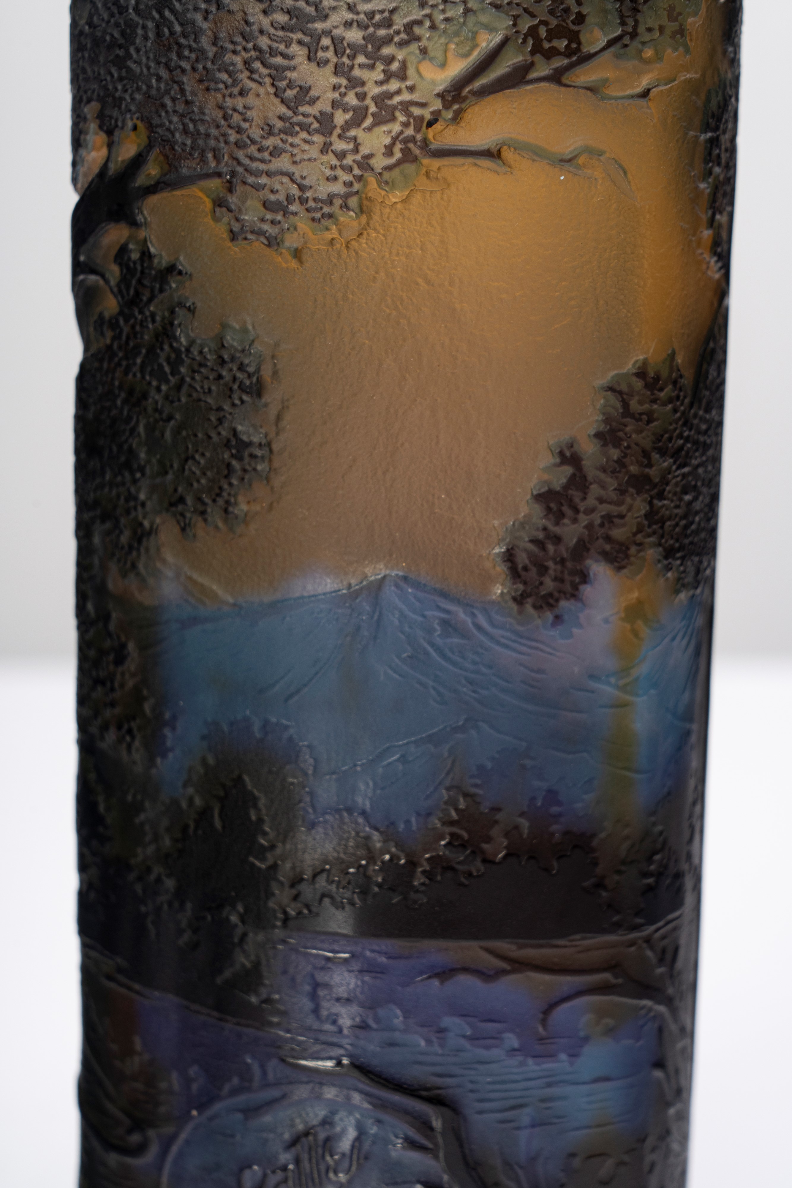 Émile Gallé - Vaso in vetro policromo inciso e decorato a paesaggio di Lorena