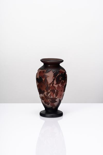 Vaso in vetro policromo inciso all’acido e decorato a ramage