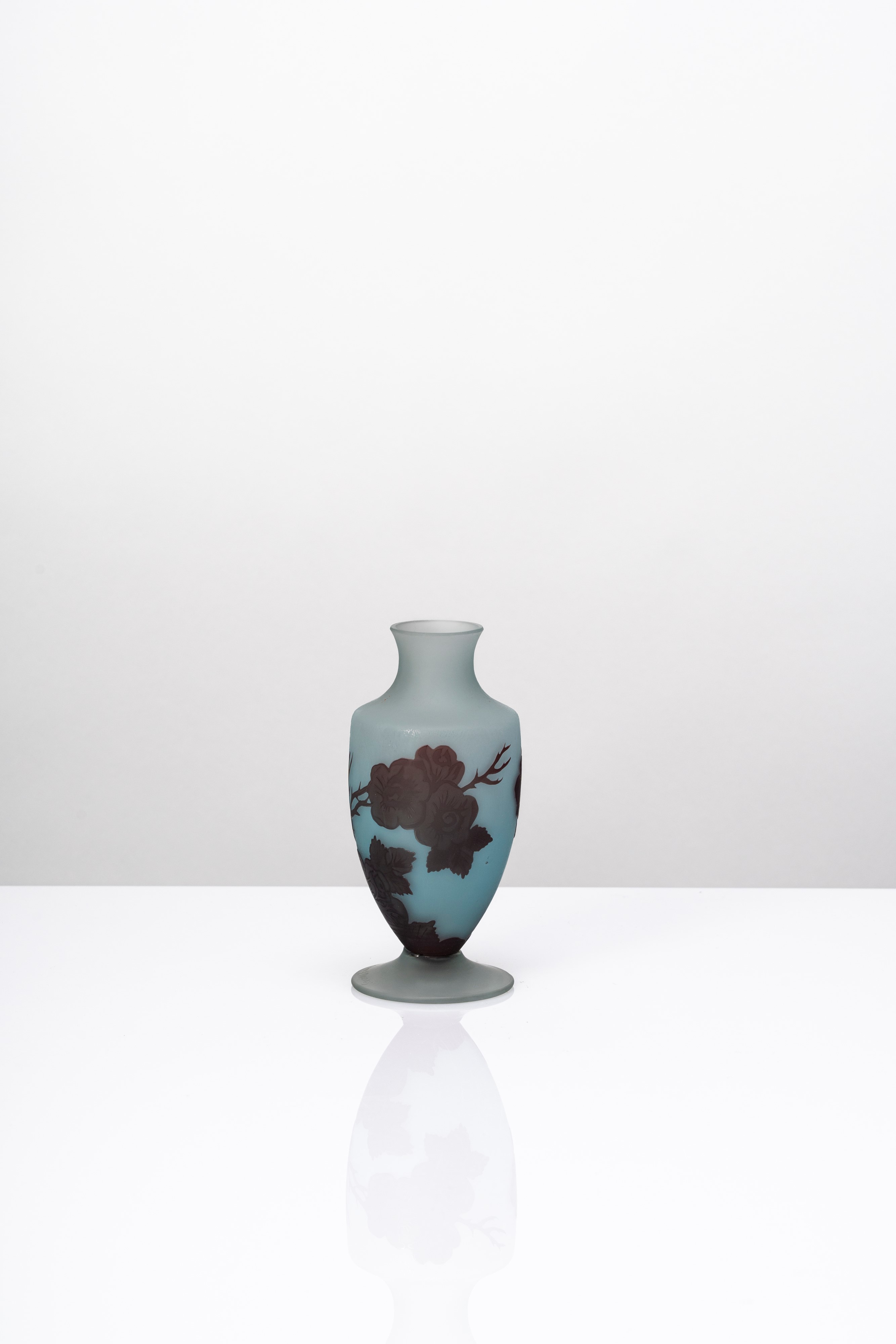 Daum - Vaso in vetro policromo lavorato all’acido con decoro floreale