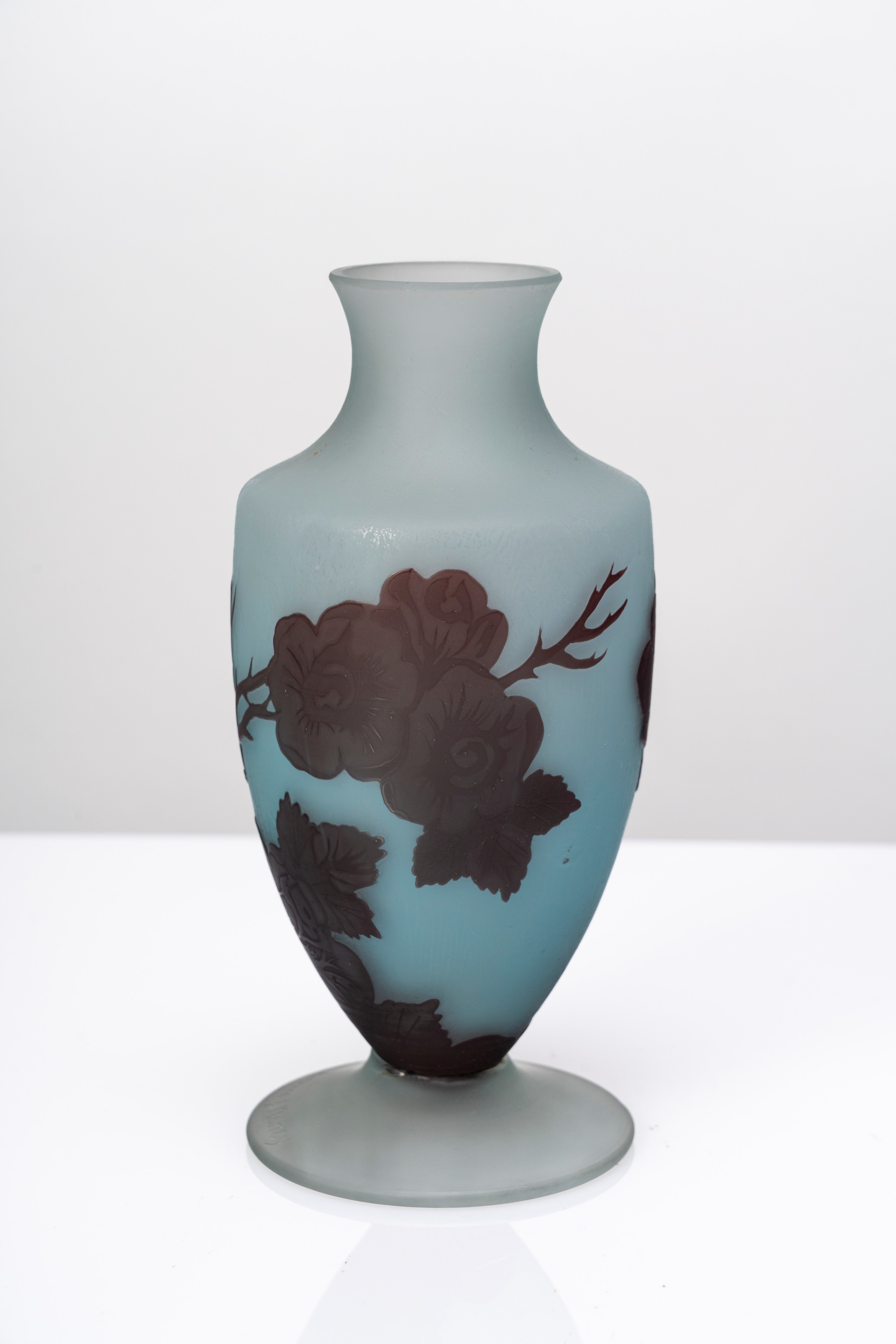 Daum - Vaso in vetro policromo lavorato all’acido con decoro floreale