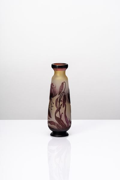 Vaso cilindrico in vetro policromo lavorato all’acido con decoro a lilium
