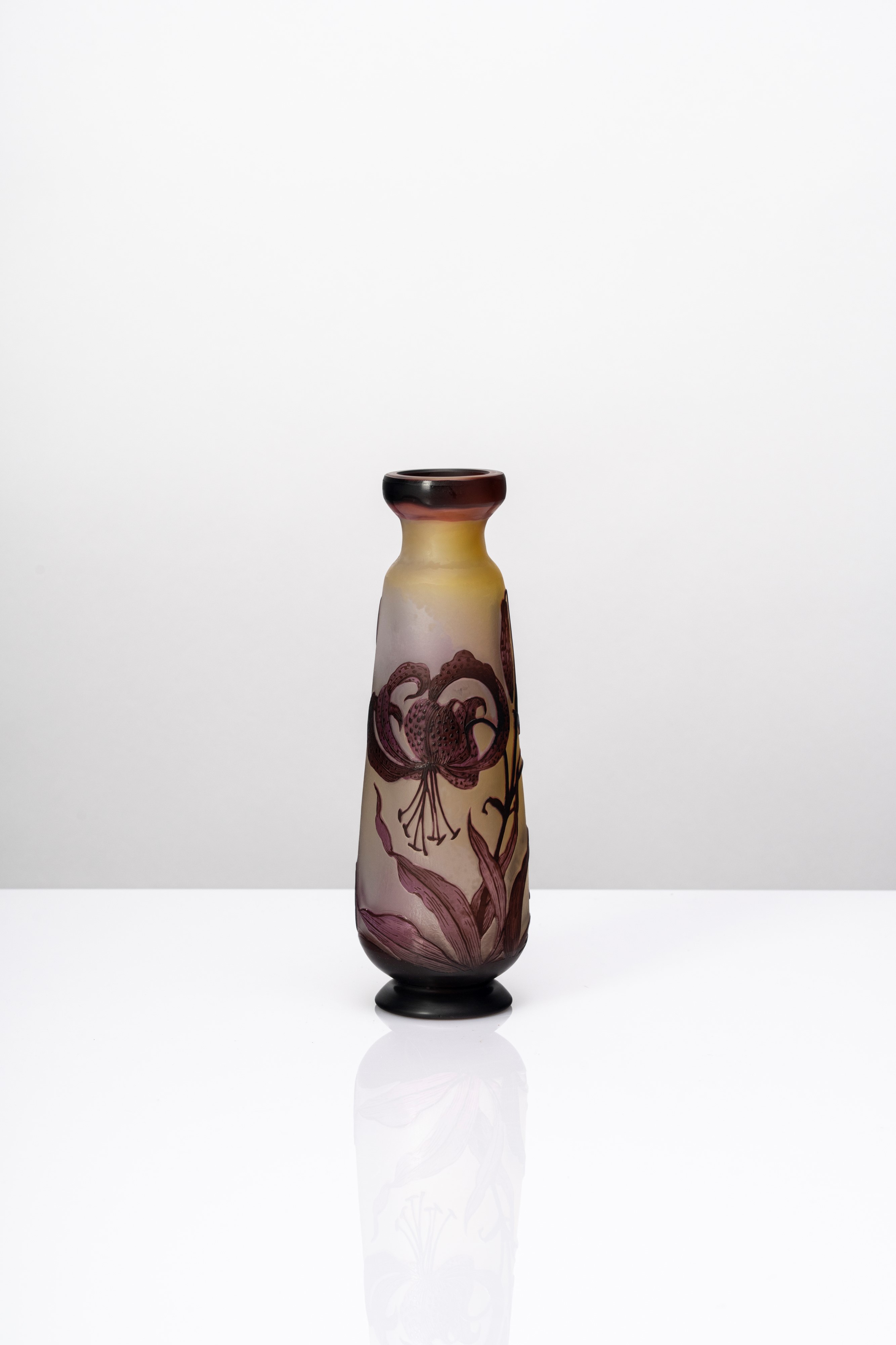 Émile Gallé - Vaso cilindrico in vetro policromo lavorato all’acido con decoro a lilium