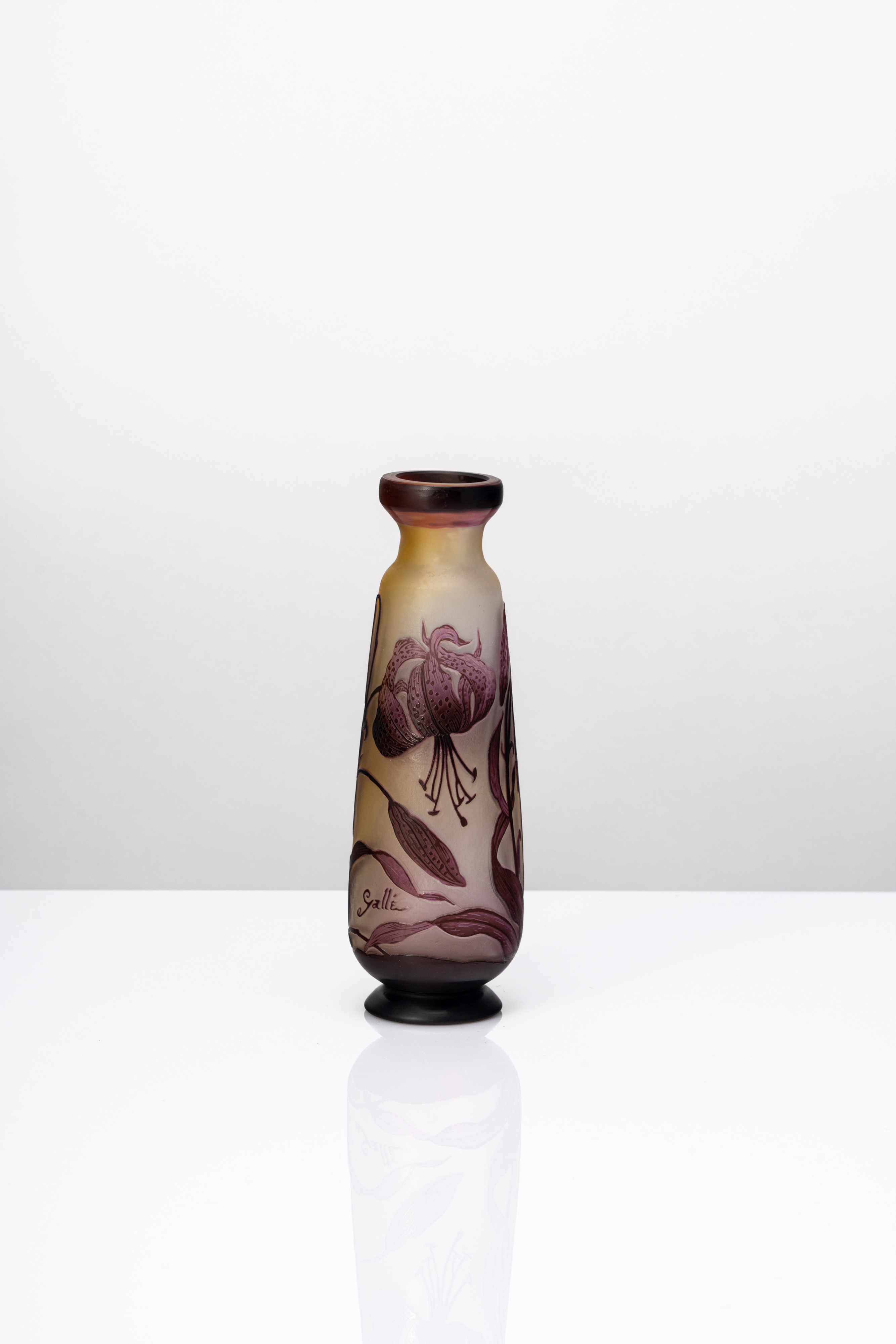 Émile Gallé - Vaso cilindrico in vetro policromo lavorato all’acido con decoro a lilium