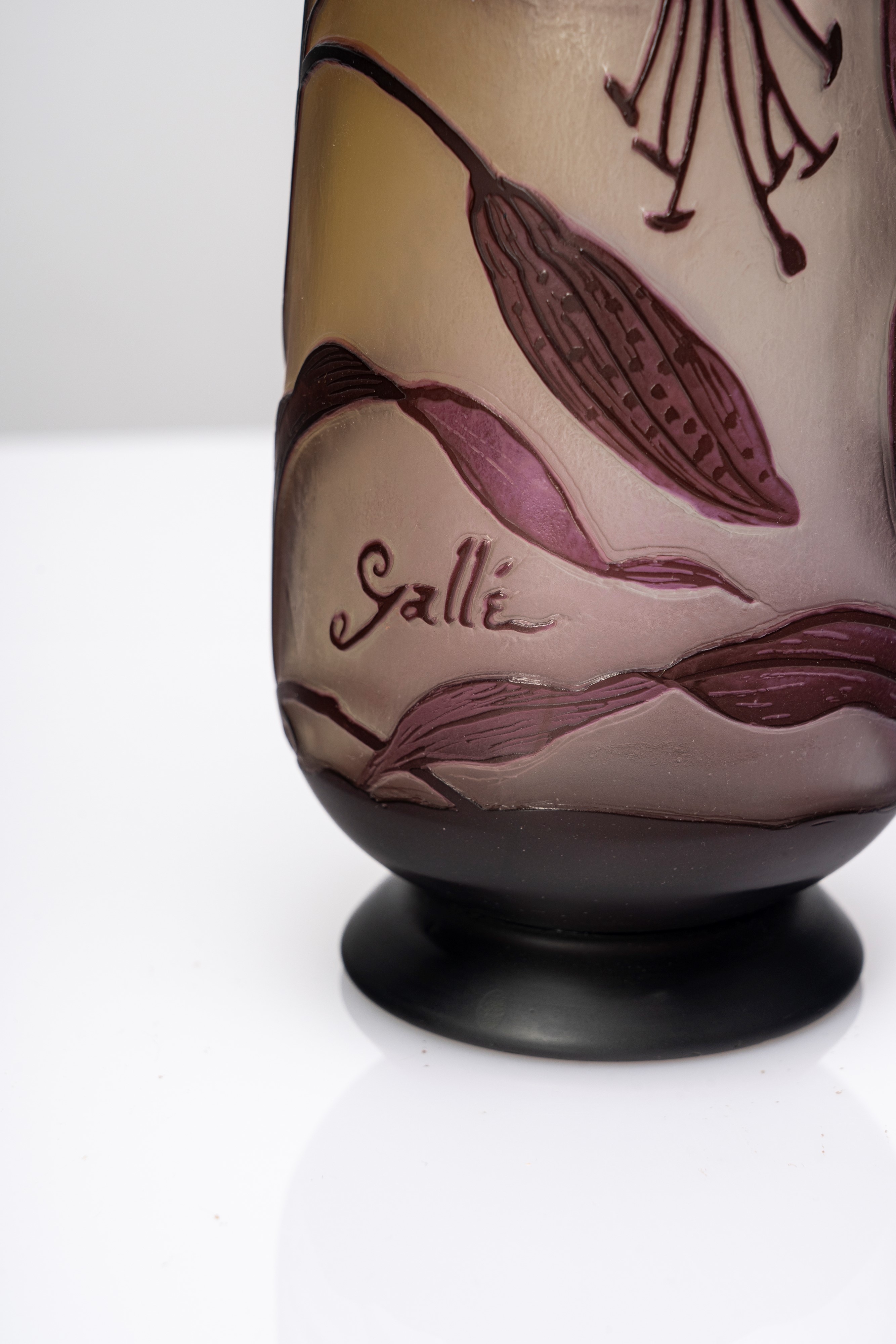 Émile Gallé - Vaso cilindrico in vetro policromo lavorato all’acido con decoro a lilium