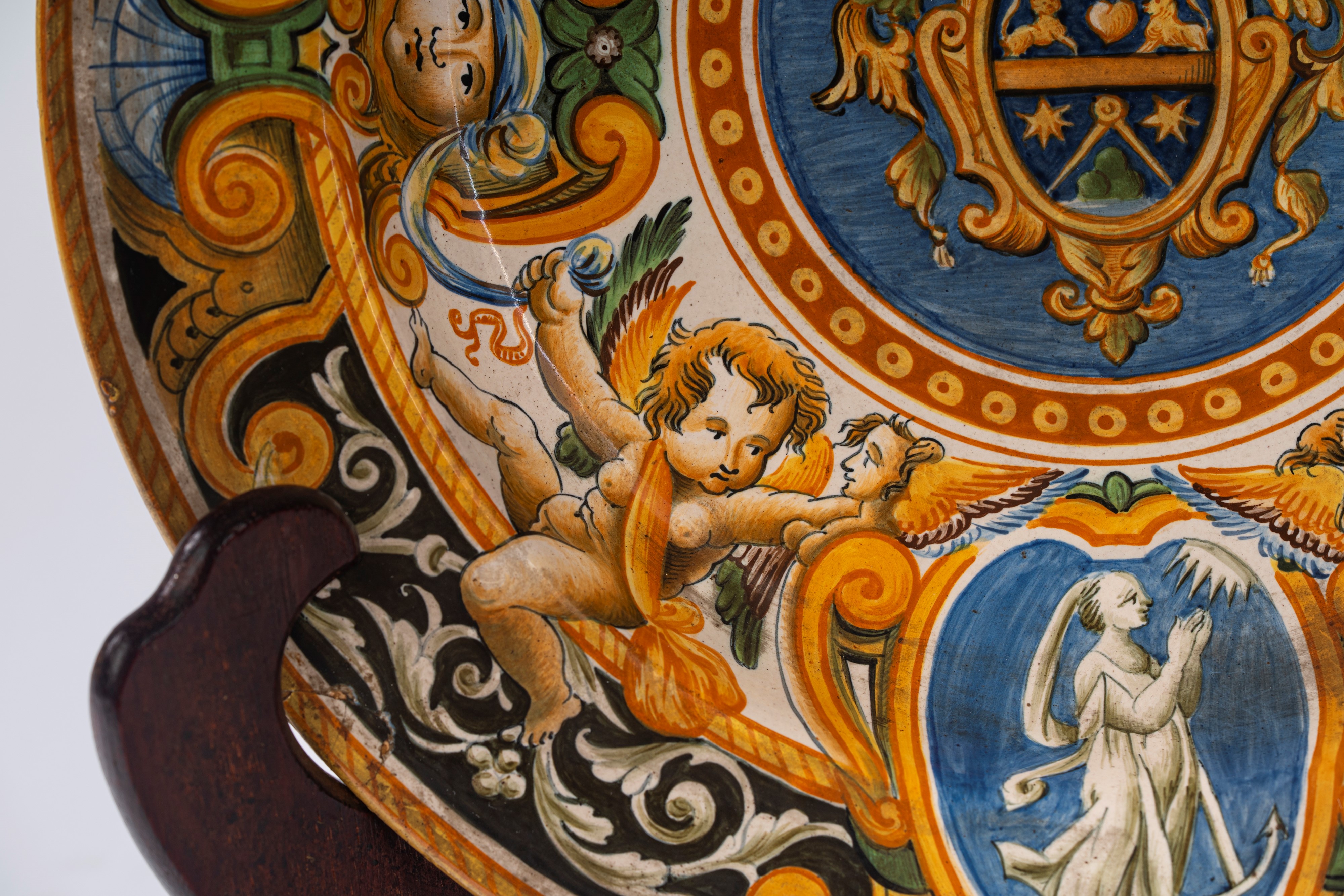Piatto da parata in maiolica policroma, stile rinascimentale, fine XIX/XX secolo