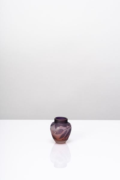 Piccolo vaso in vetro policromo lavorato all’acido, decoro a tralci di fucsia