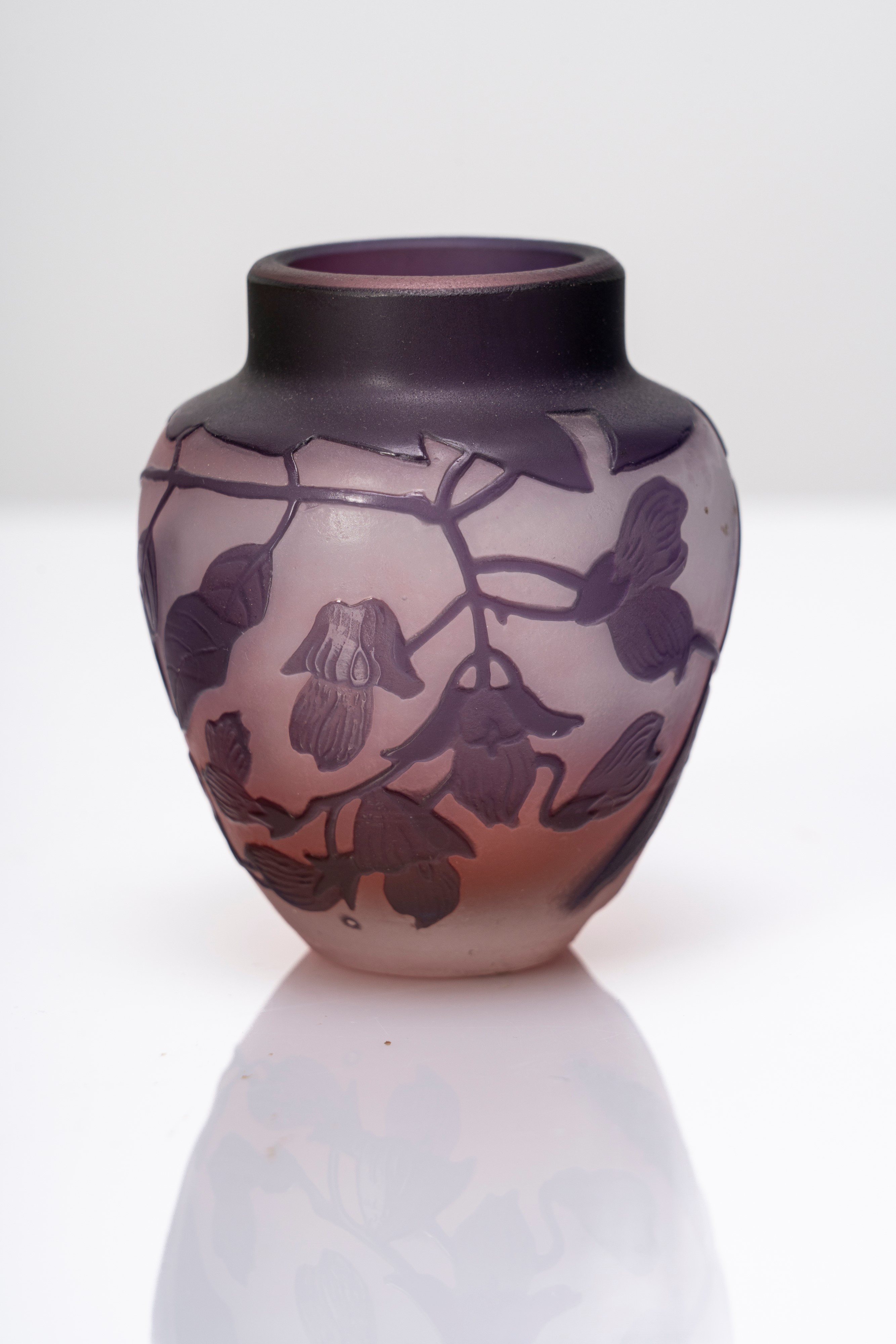 Émile Gallé - Piccolo vaso in vetro policromo lavorato all’acido, decoro a tralci di fucsia