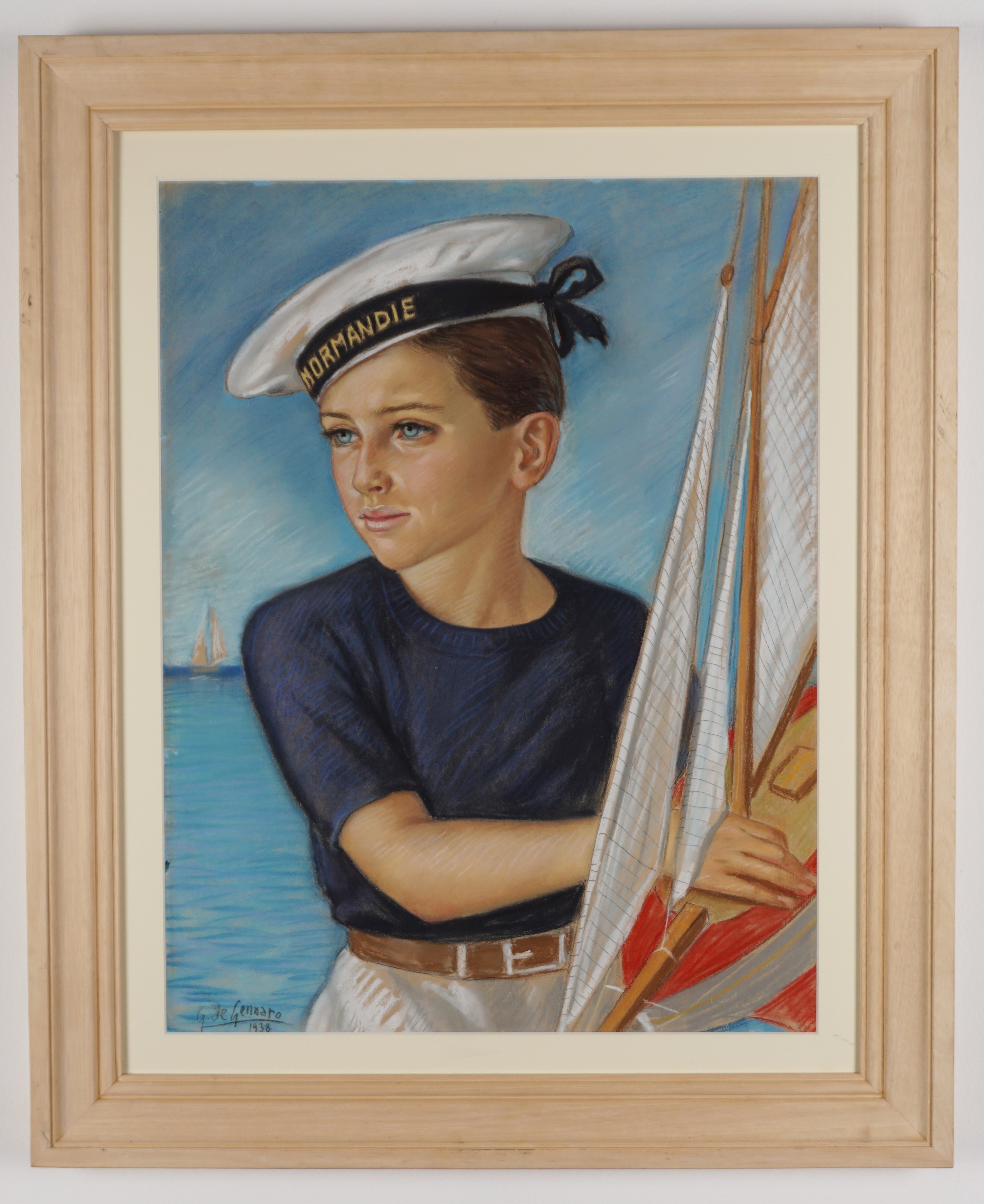 Ritratto di marinaretto con modellino di barca a vela