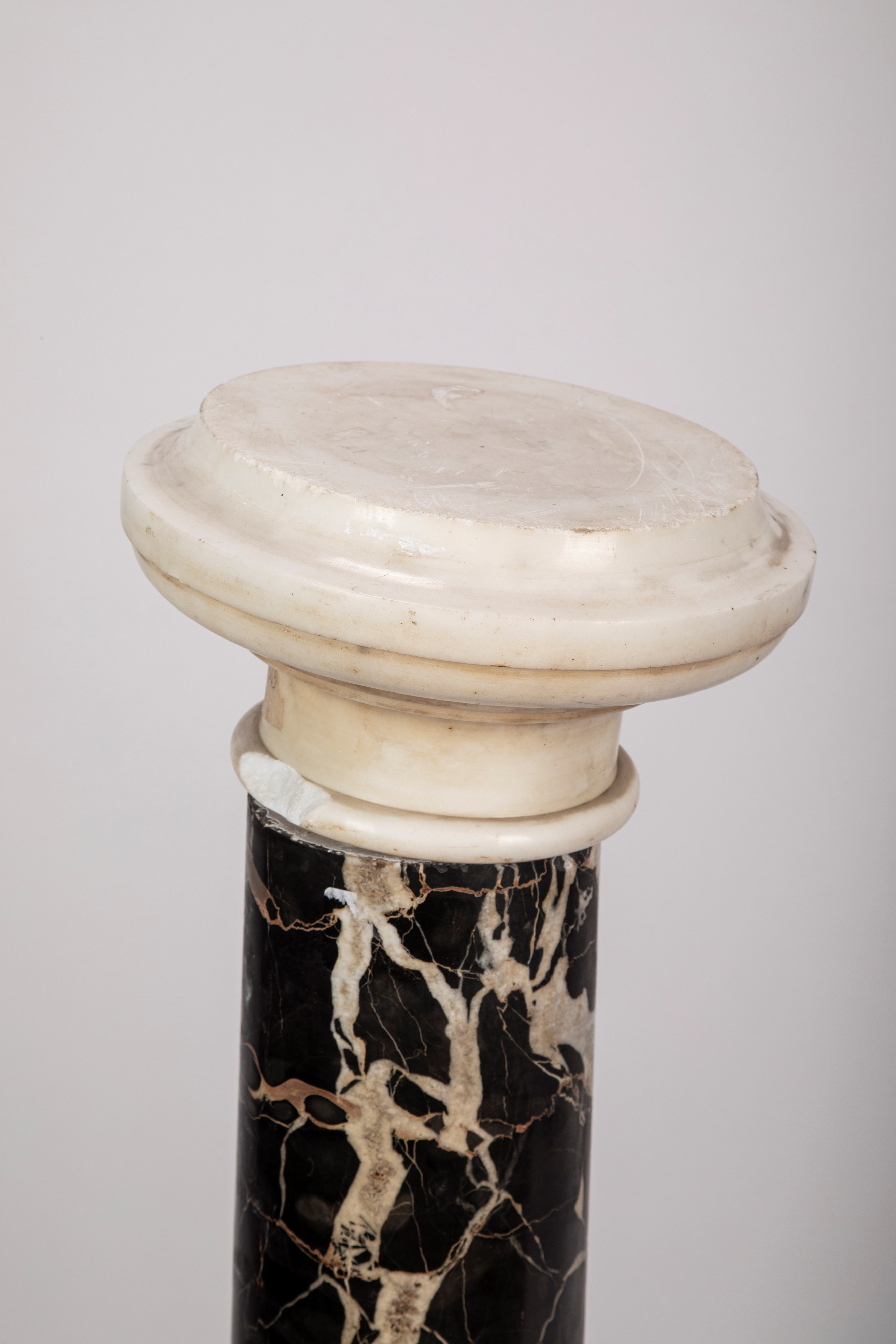 Colonna decorativa in marmo e portoro, Secolo XIX