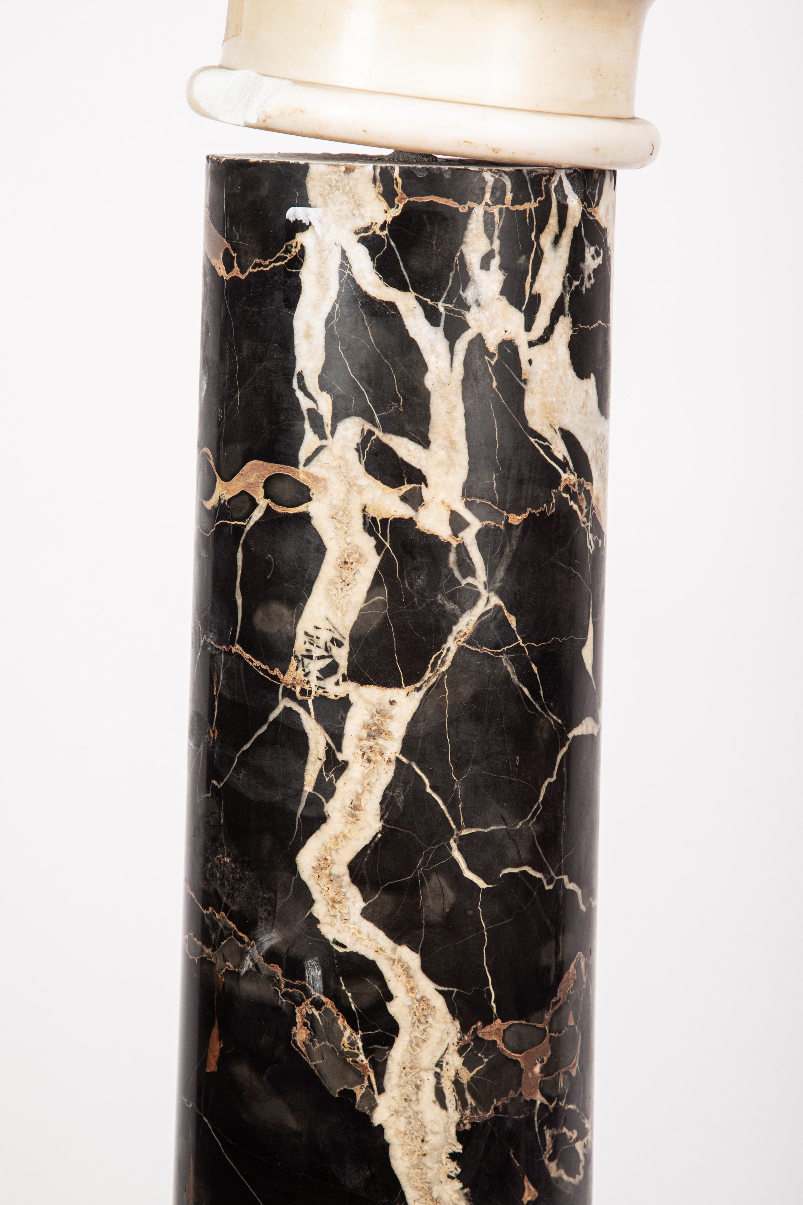 Colonna decorativa in marmo e portoro, Secolo XIX