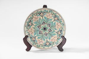 Piatto in maiolica policroma con decoro geometrico floreale nei toni dell'azzurro, del blu e del lilla. Manifattura Giotto, Monte San Savino (Arezzo), secolo XX
