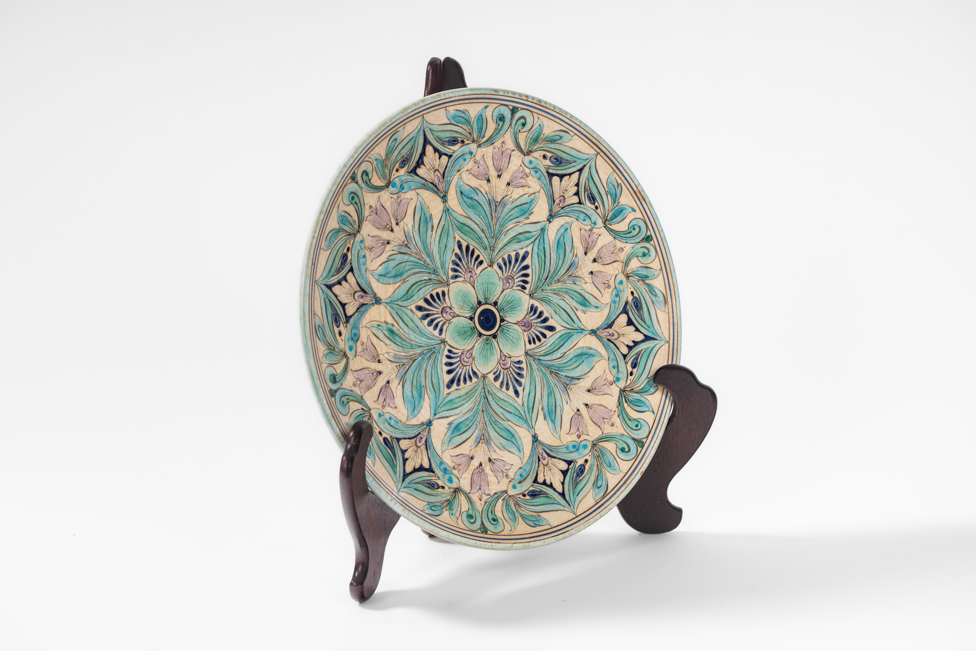 Manifattura Giotto, Piatto in maiolica policroma con decoro geometrico floreale