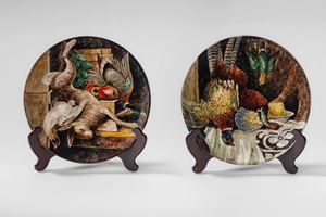 Coppia di piatti da parata in maiolica policroma con scene di cacciagione. Manifattura Carbet, Carotti e Bettucci, Firenze, prima met&agrave; secolo XX circa 