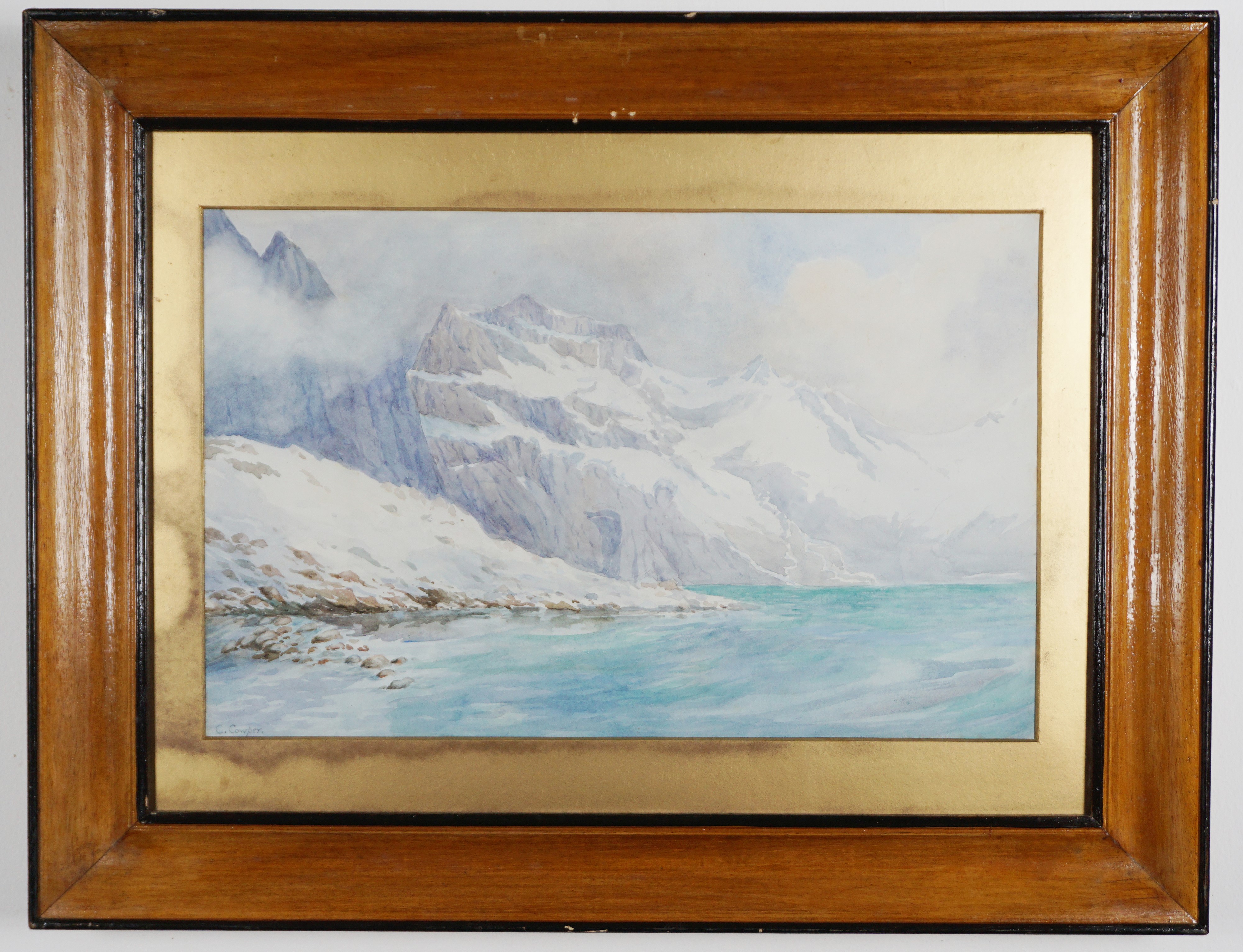 Paesaggio montano innevato con lago alpino