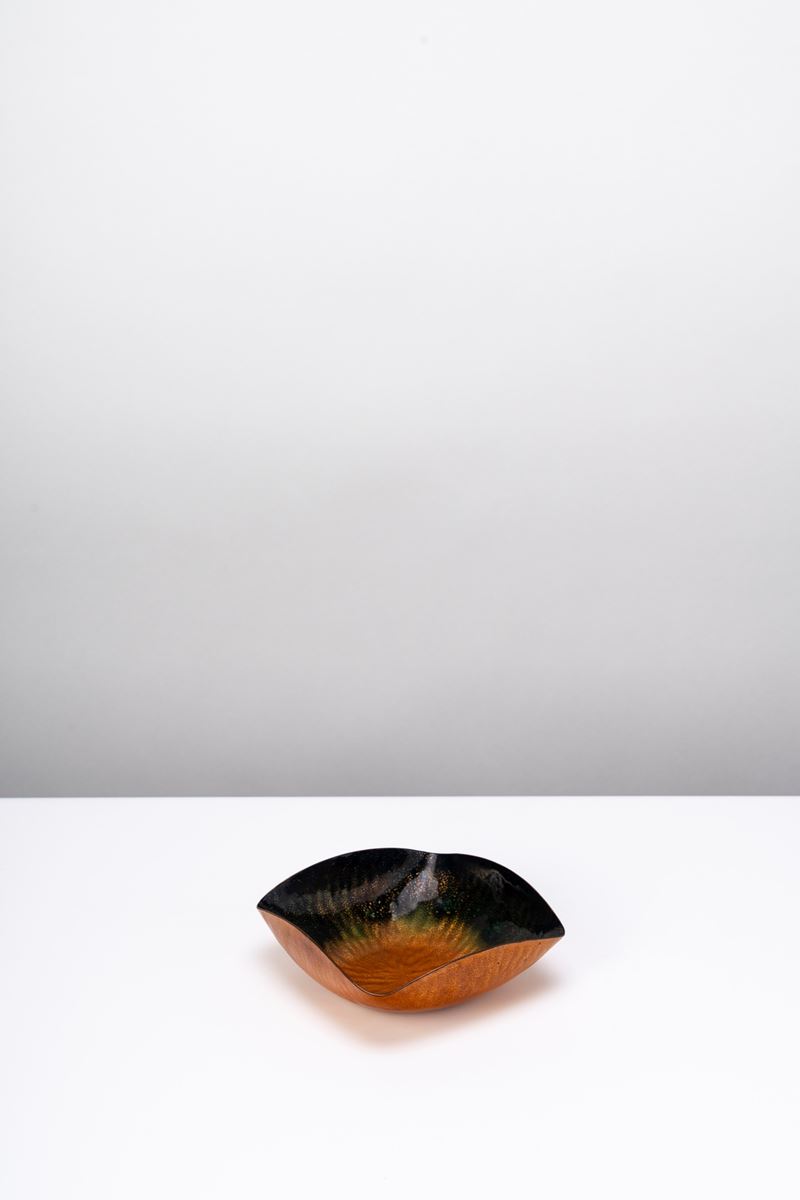 Coppa a smalti policromi su rame