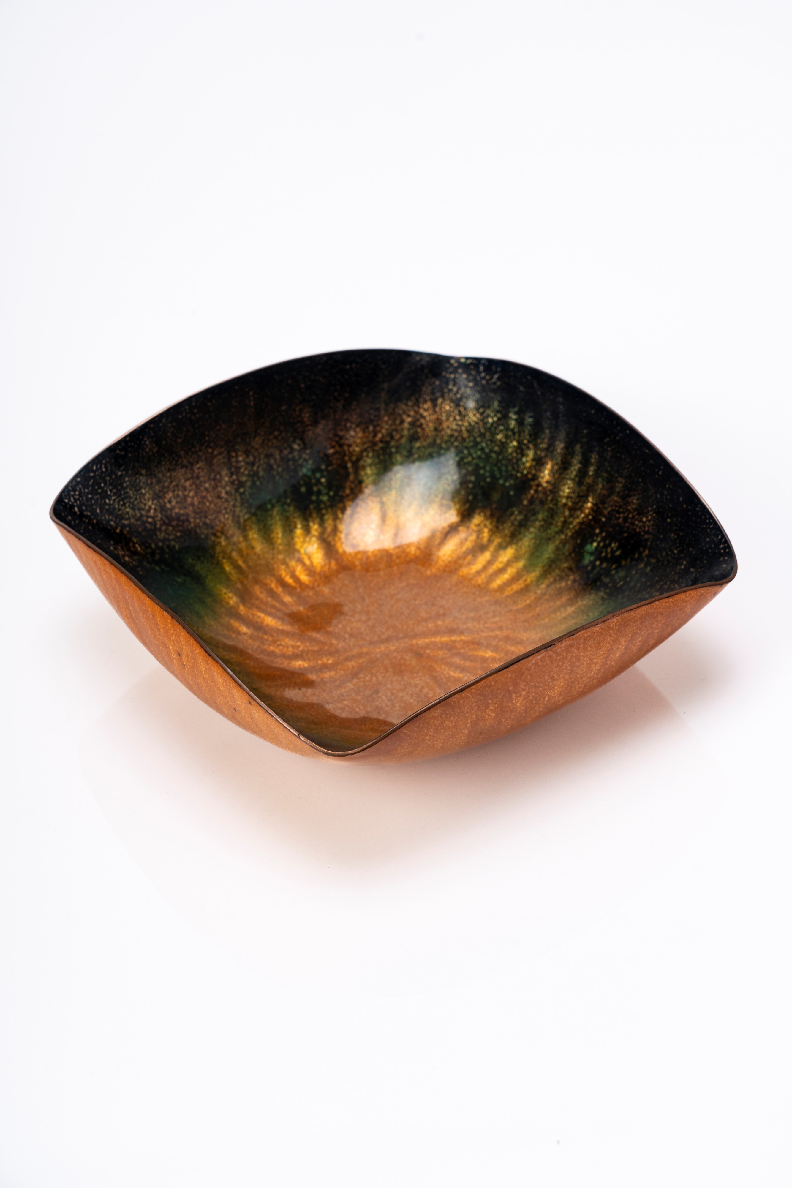 Coppa a smalti policromi su rame