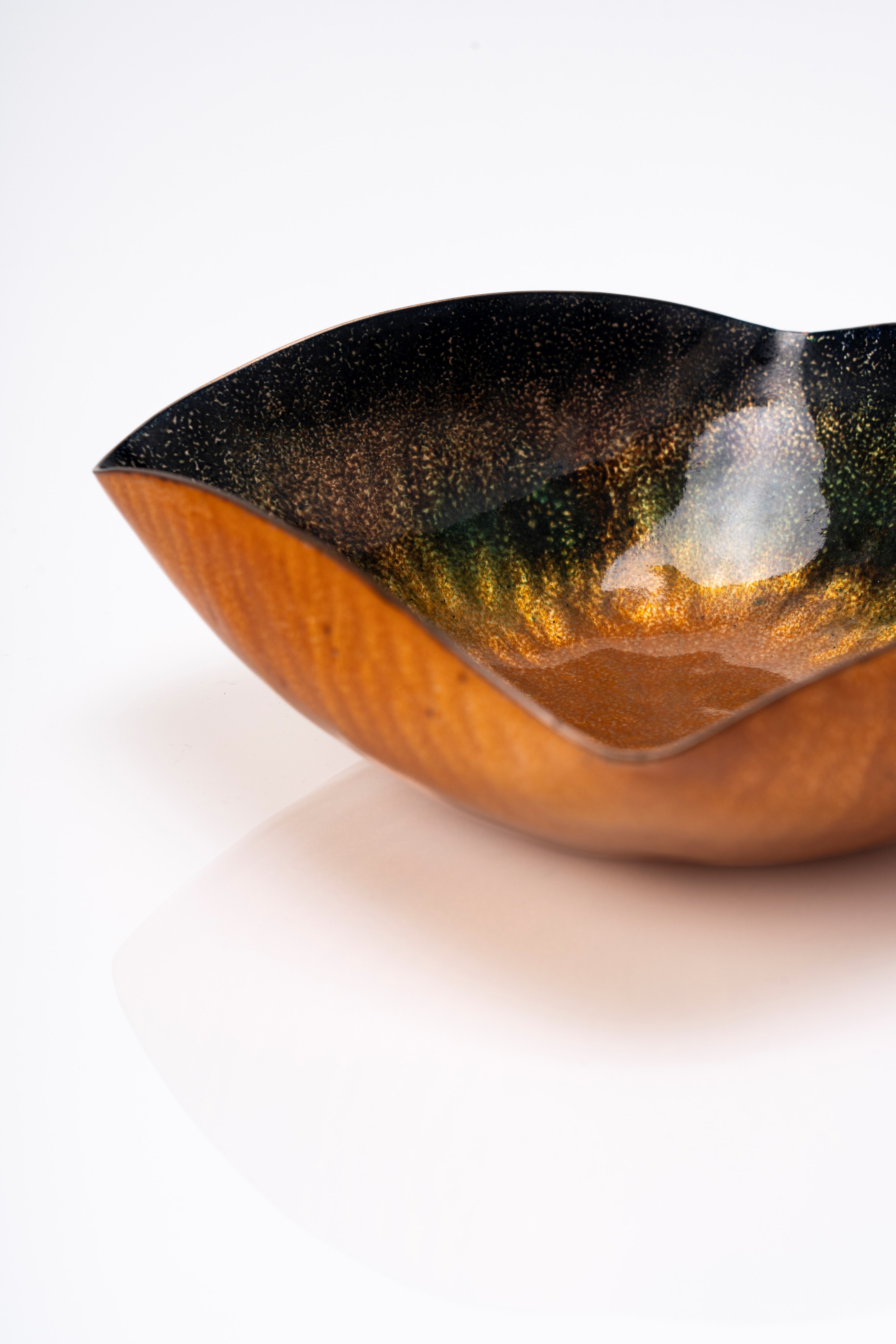 Coppa a smalti policromi su rame