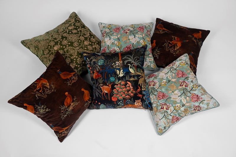 Lotto di sei cuscini imbottiti rivestiti in tessuto decorato a motivi floreali, vegetali e animal...