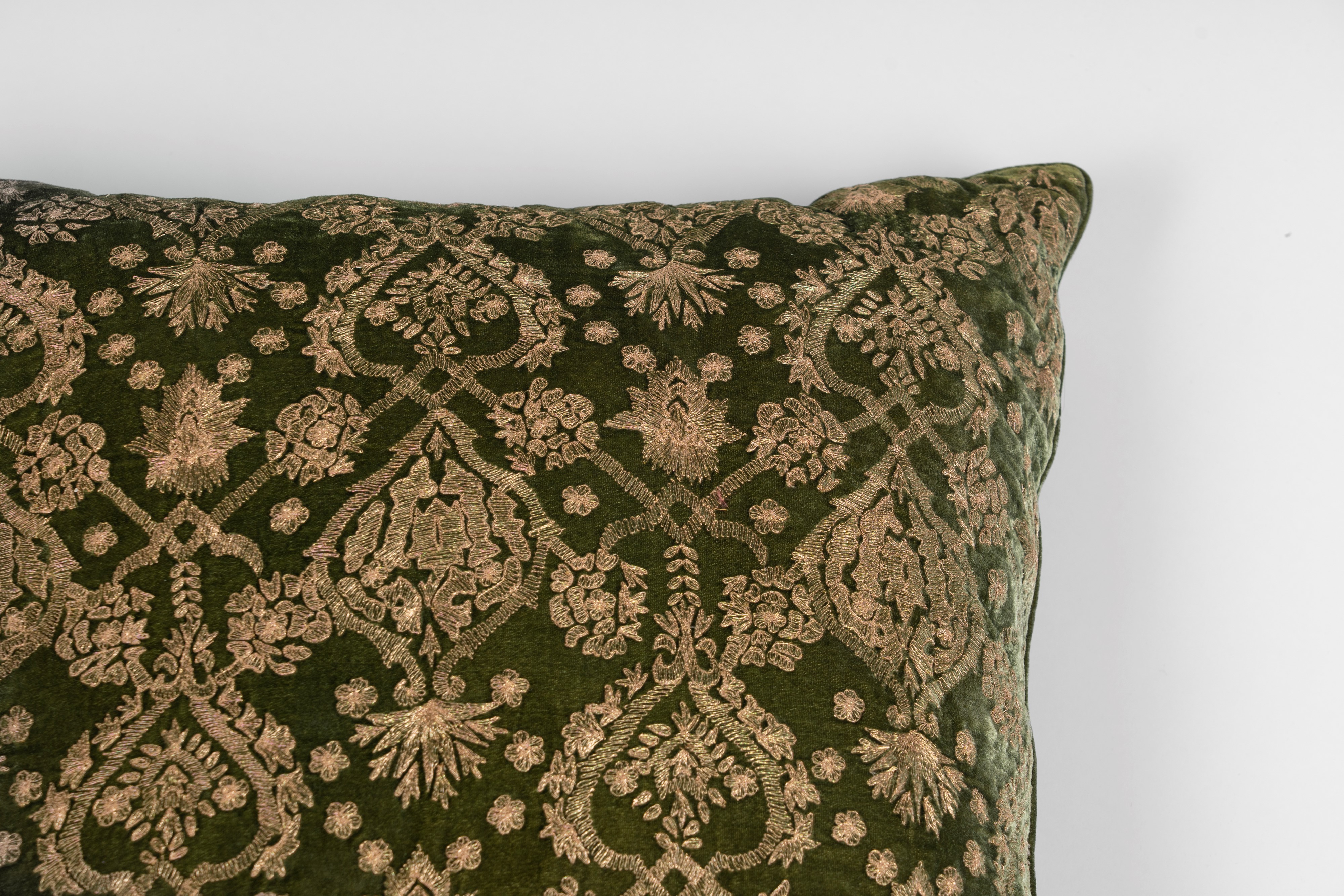 Lotto di sei cuscini imbottiti rivestiti in tessuto decorato a motivi floreali, vegetali e animal...