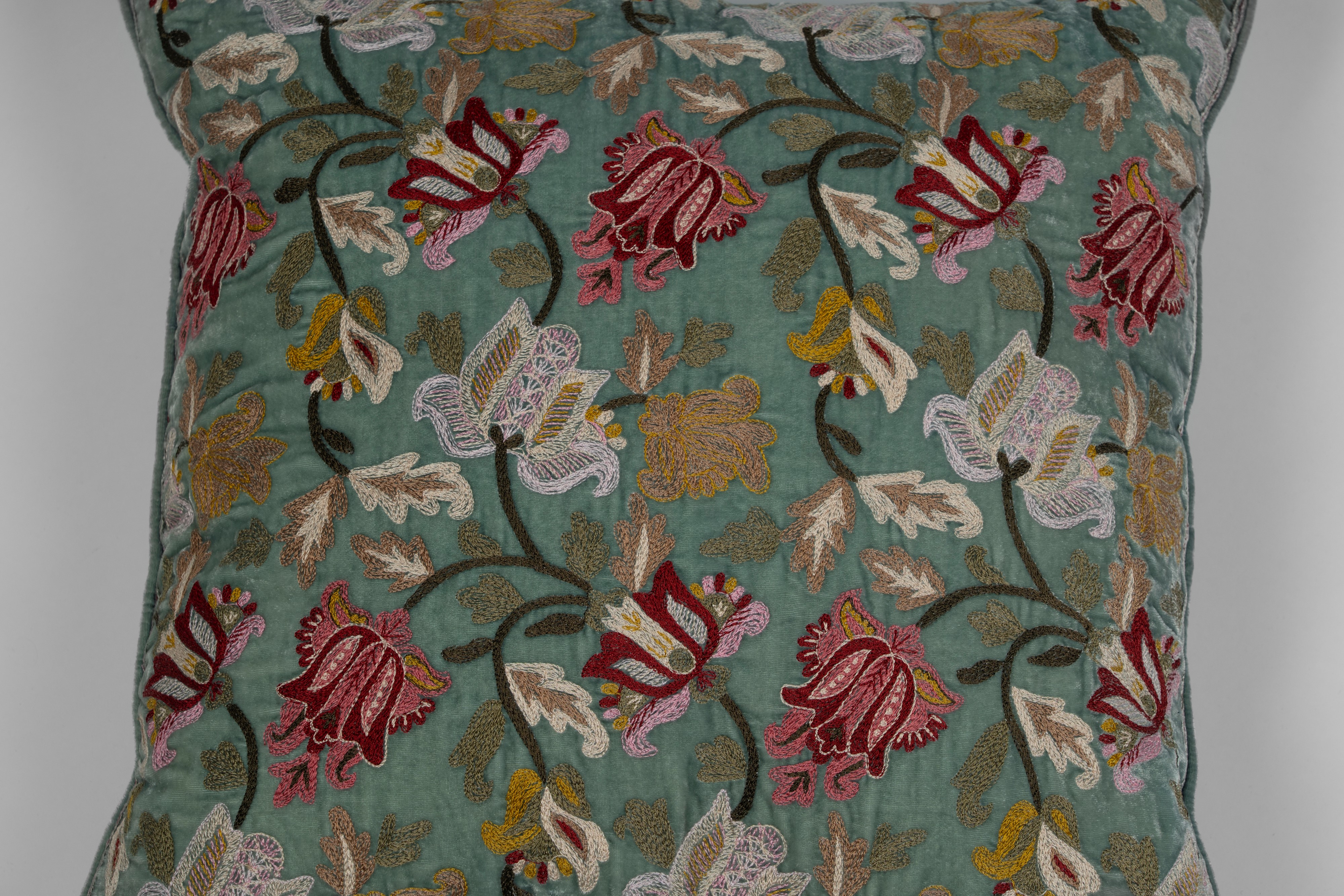 Lotto di sei cuscini imbottiti rivestiti in tessuto decorato a motivi floreali, vegetali e animal...