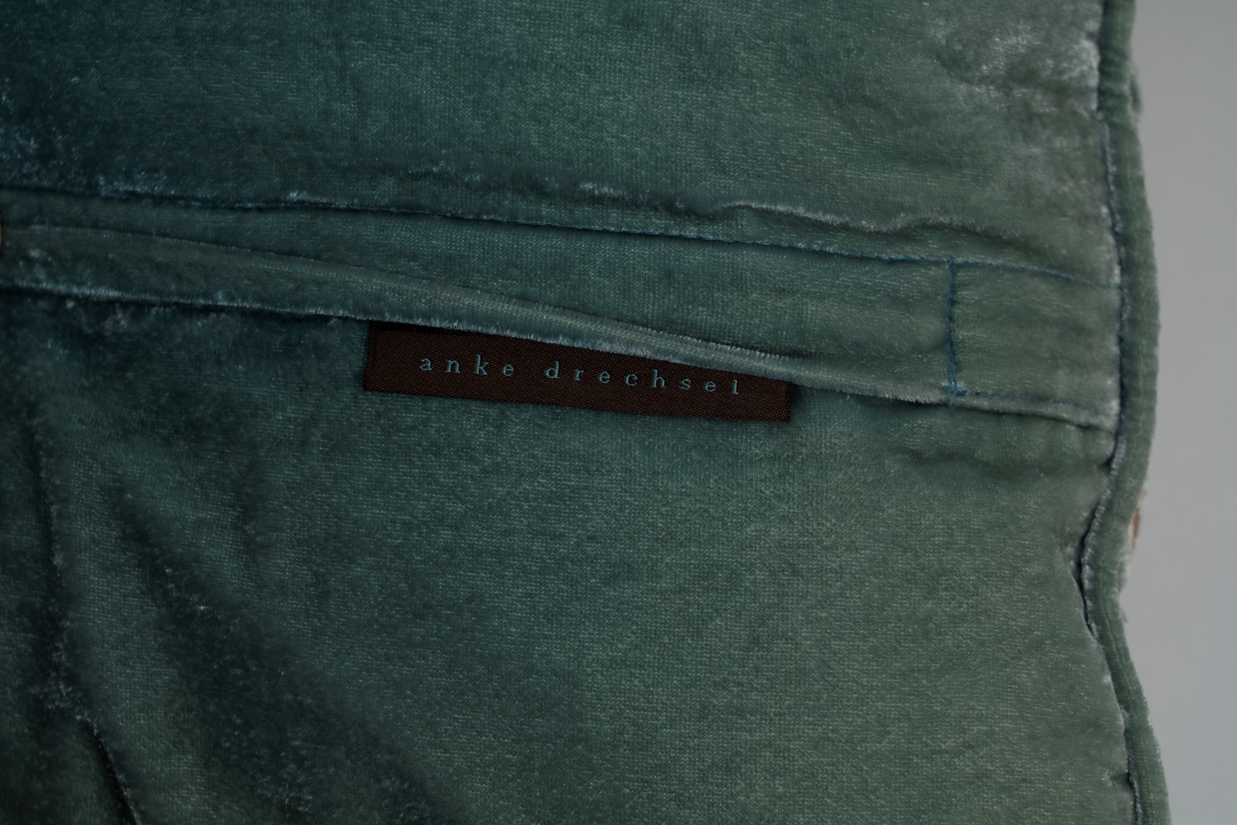 Lotto di sei cuscini imbottiti rivestiti in tessuto decorato a motivi floreali, vegetali e animal...