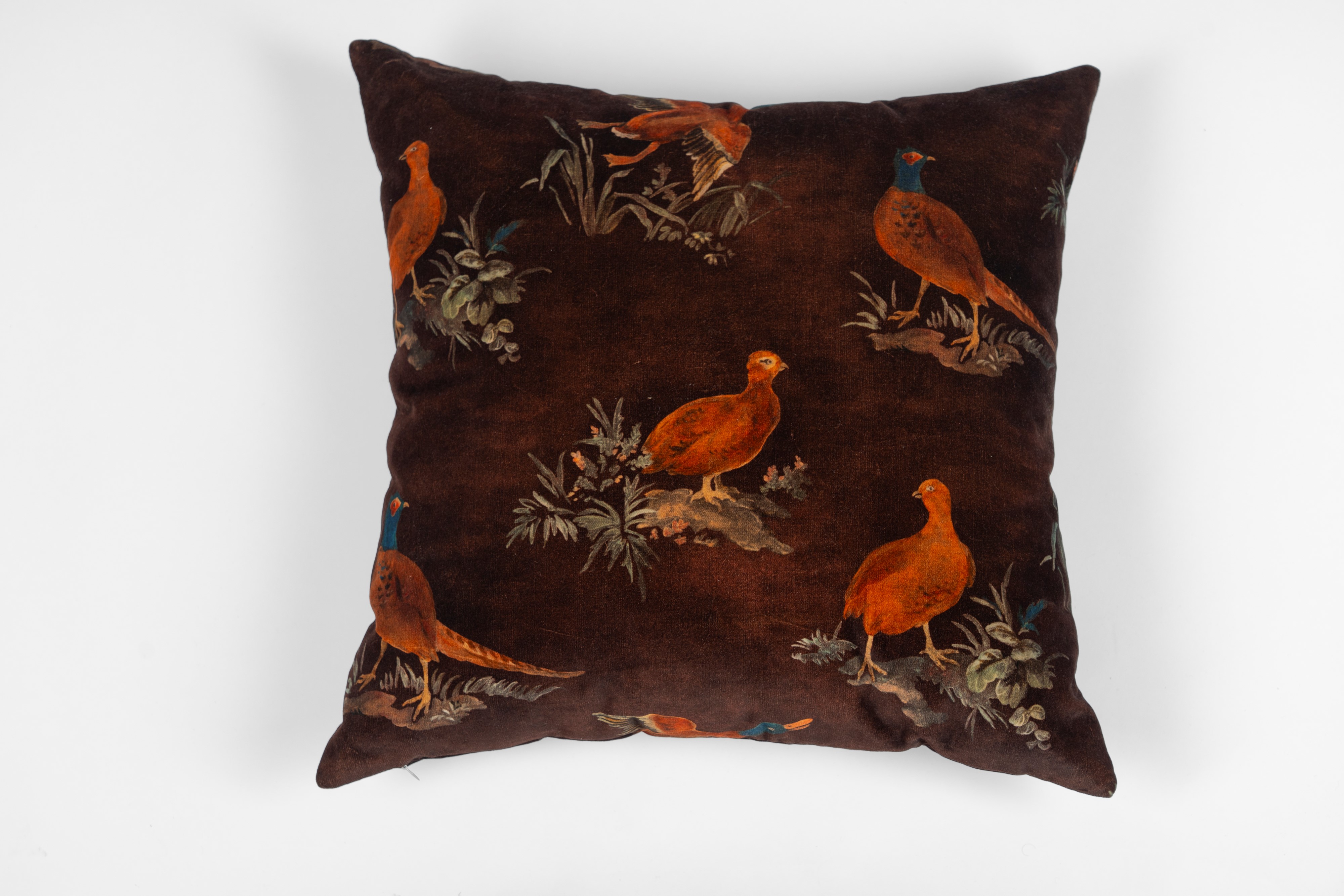 Lotto di sei cuscini imbottiti rivestiti in tessuto decorato a motivi floreali, vegetali e animal...