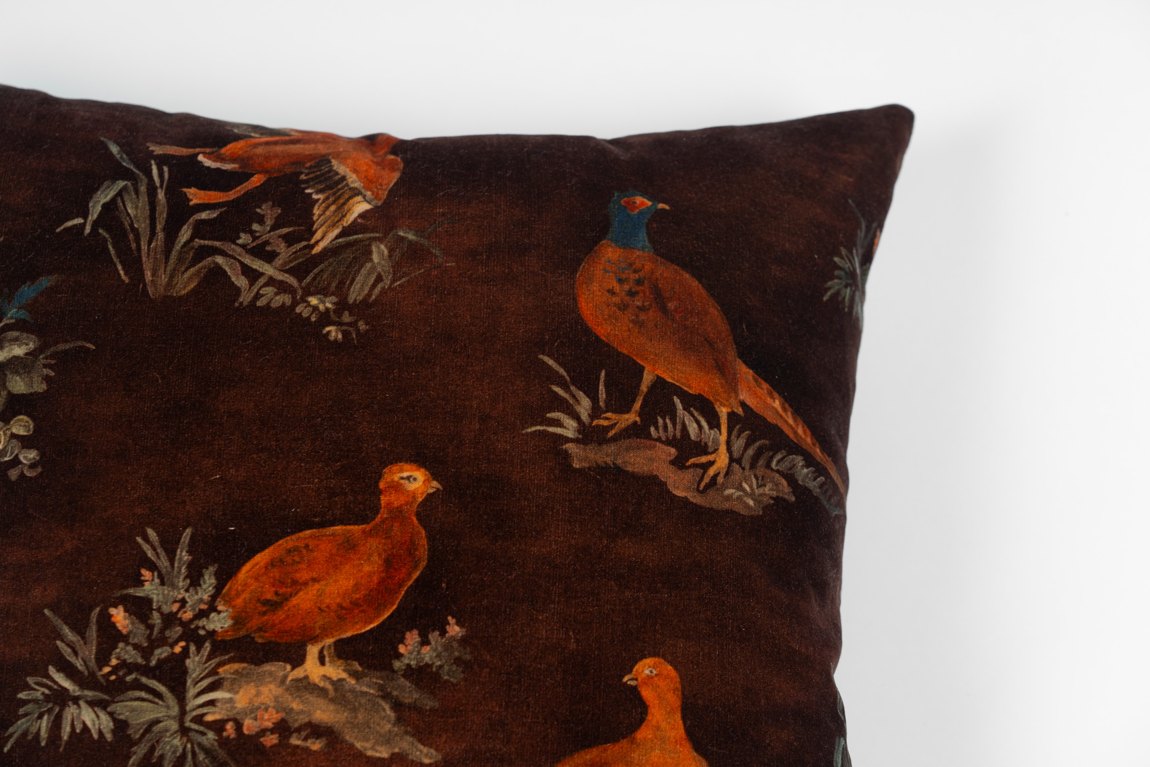 Lotto di sei cuscini imbottiti rivestiti in tessuto decorato a motivi floreali, vegetali e animal...